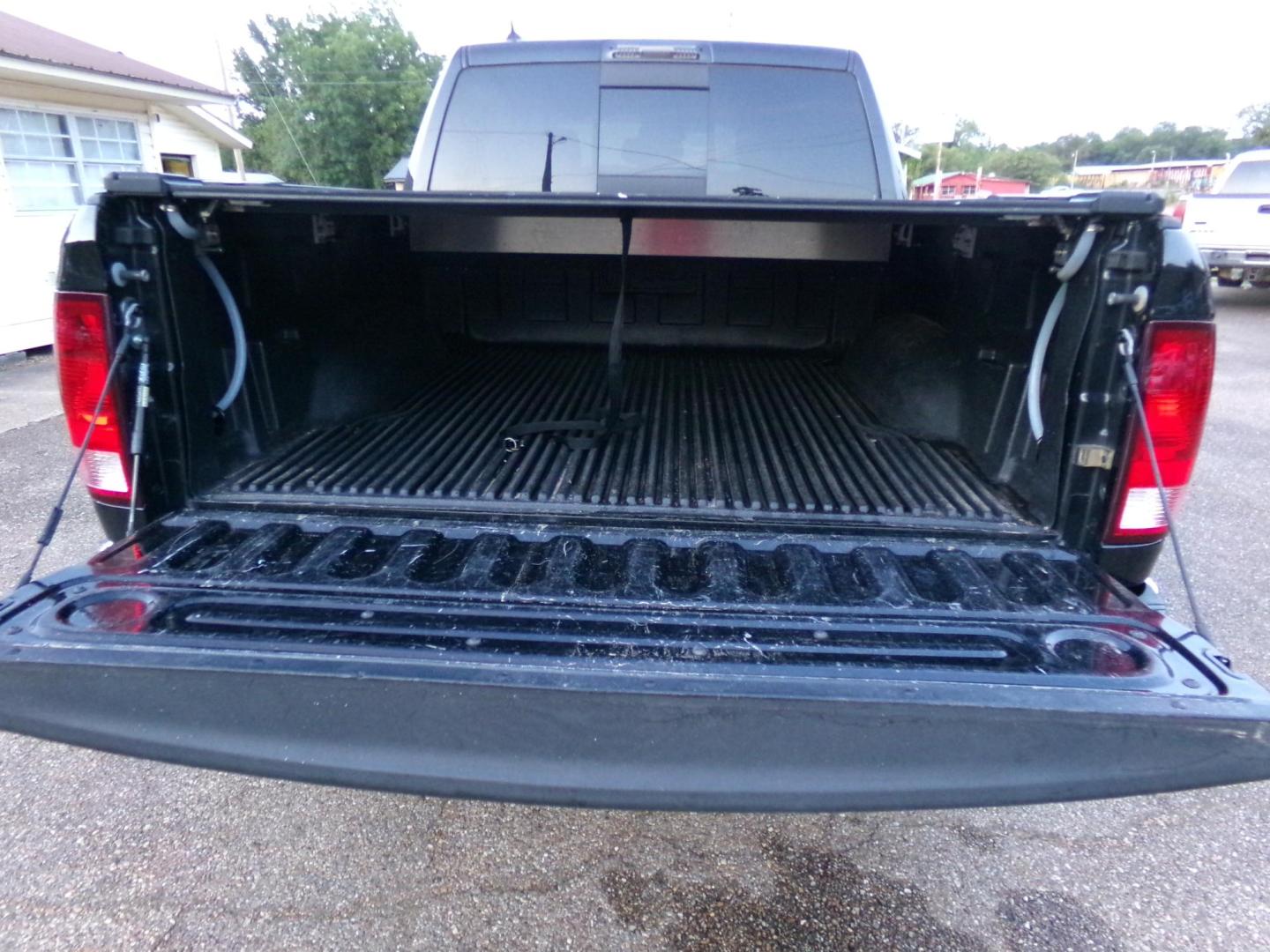 2015 Black /Black RAM 1500 SLT Crew Cab SWB 2WD (1C6RR6LT0FS) with an 5.7L V8 OHV 16V engine, 6-Speed Automatic transmission, located at 401 First NE, Bearden, AR, 71720, (870) 687-3414, 33.726528, -92.611519 - Photo#5