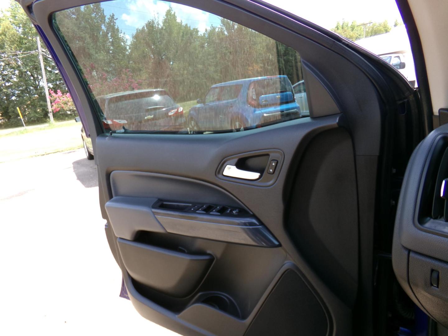 2016 Laser Blue Metallic /Black Chevrolet Colorado Z71 Crew Cab 4WD Long Box (1GCGTDE38G1) with an 3.6L V6 DOHC 24V GAS engine, 6A transmission, located at 401 First NE, Bearden, AR, 71720, (870) 687-3414, 33.726528, -92.611519 - Photo#8