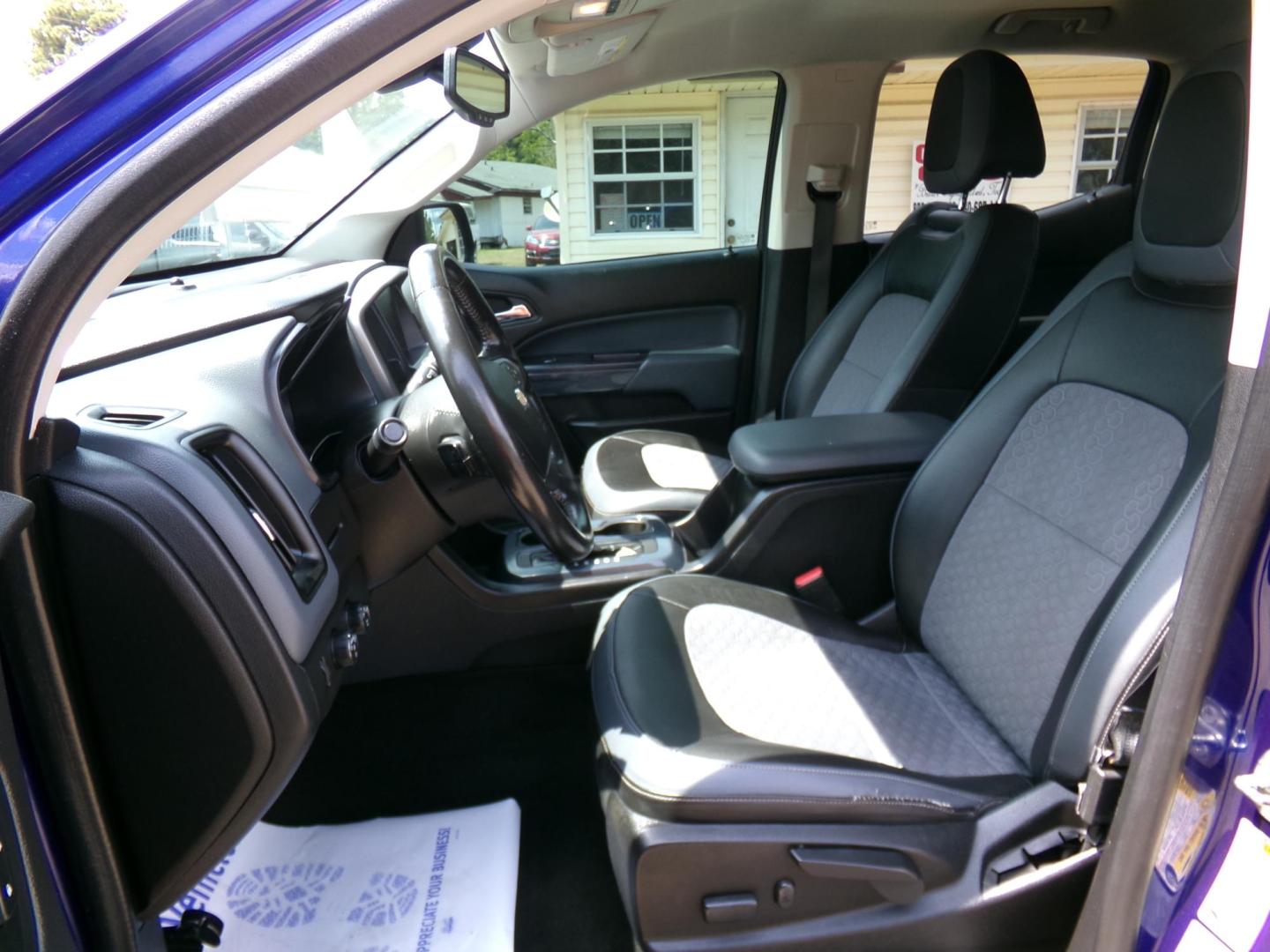 2016 Laser Blue Metallic /Black Chevrolet Colorado Z71 Crew Cab 4WD Long Box (1GCGTDE38G1) with an 3.6L V6 DOHC 24V GAS engine, 6A transmission, located at 401 First NE, Bearden, AR, 71720, (870) 687-3414, 33.726528, -92.611519 - Photo#9
