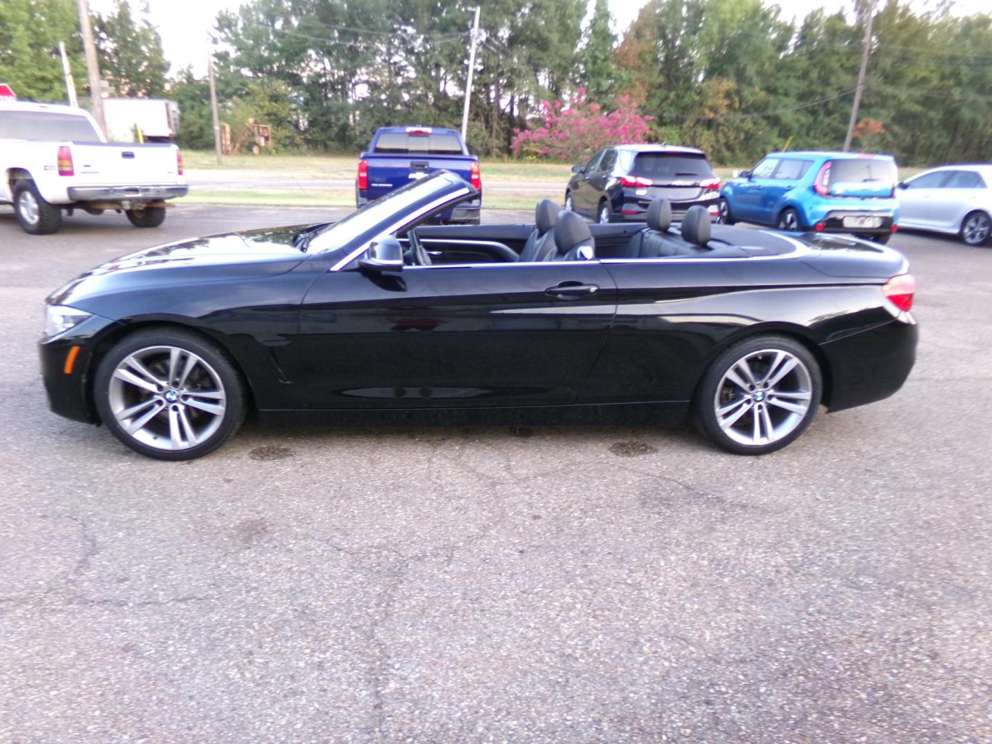 2018 Black /Black BMW 4-Series 430i SULEV Convertible (WBA4Z1C51JE) with an 2.0L L4 DOHC 16V engine, 8A transmission, located at 401 First NE, Bearden, AR, 71720, (870) 687-3414, 33.726528, -92.611519 - Photo#1
