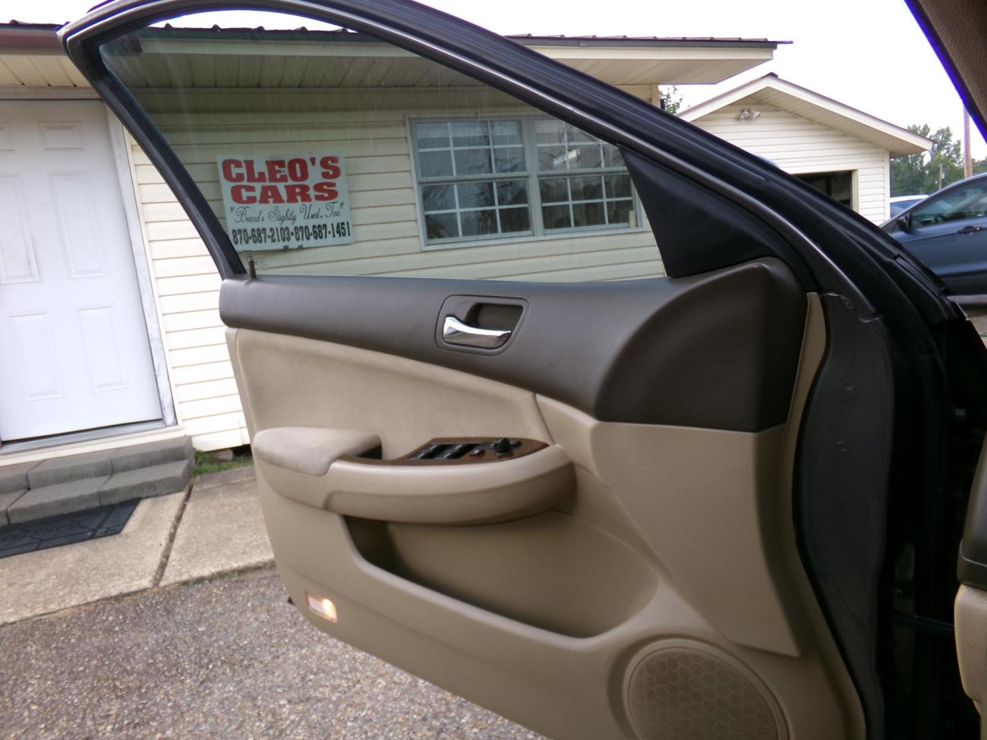 2006 Desert Silver Metallic /Tan Honda Accord EX-L Sedan AT (1HGCM56746A) with an 2.4L L4 DOHC 16V engine, 5-Speed Automatic Overdrive transmission, located at 401 First NE, Bearden, AR, 71720, (870) 687-3414, 33.726528, -92.611519 - Photo#6