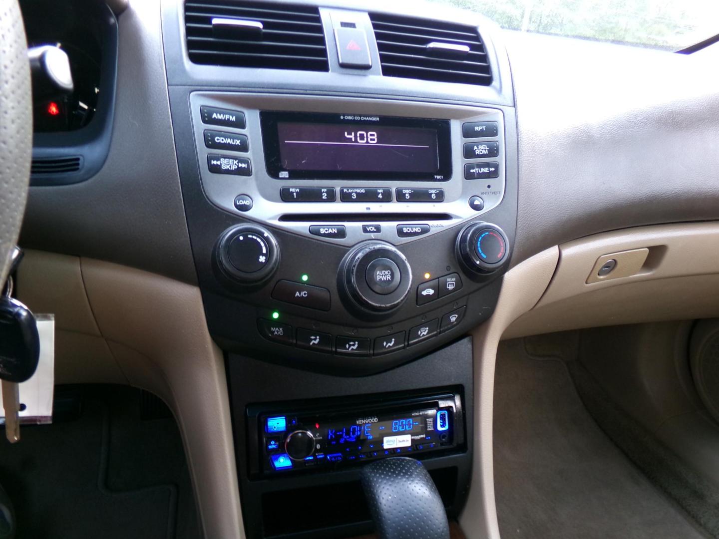 2006 Desert Silver Metallic /Tan Honda Accord EX-L Sedan AT (1HGCM56746A) with an 2.4L L4 DOHC 16V engine, 5-Speed Automatic Overdrive transmission, located at 401 First NE, Bearden, AR, 71720, (870) 687-3414, 33.726528, -92.611519 - Photo#9