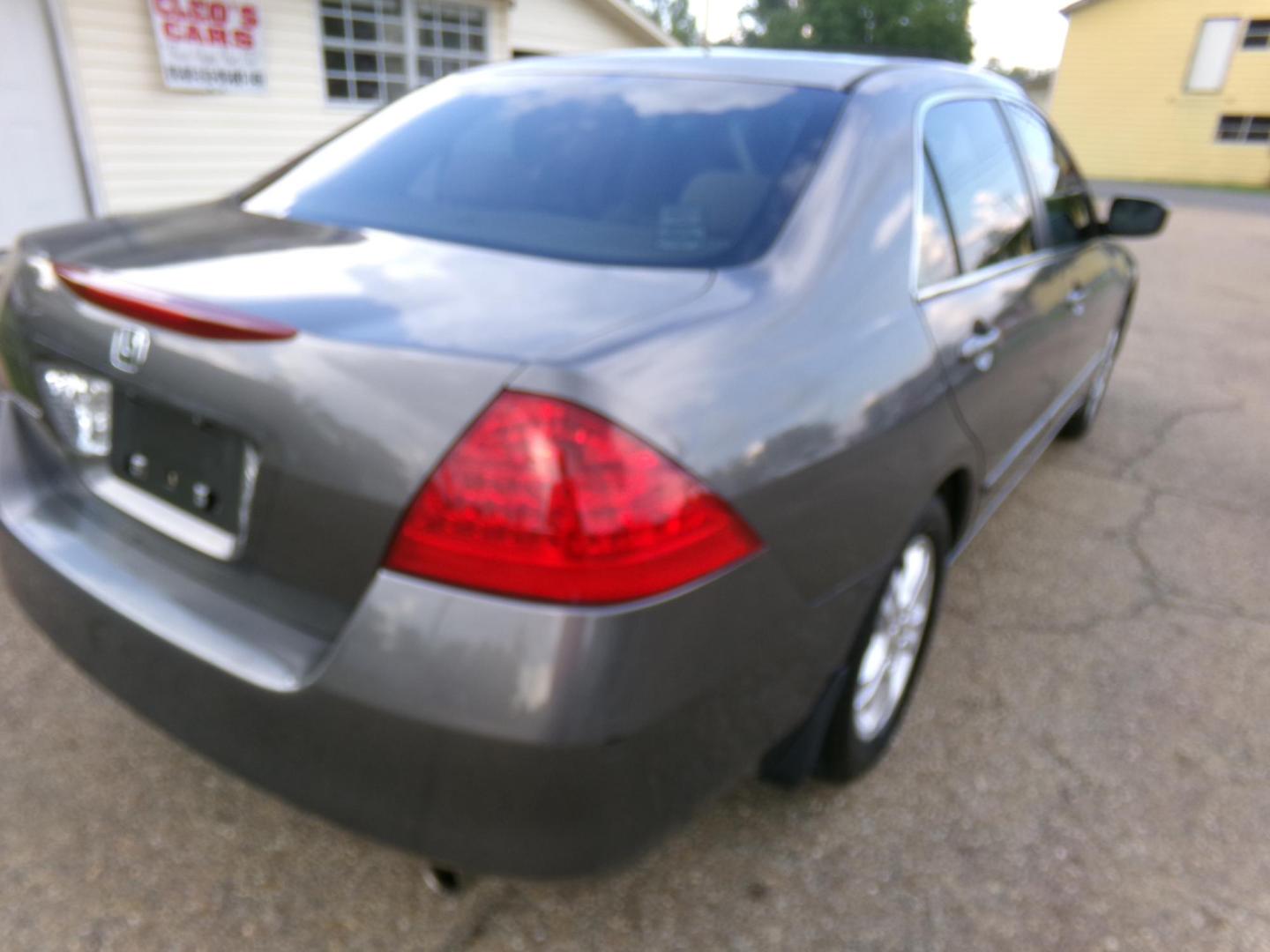 2006 Desert Silver Metallic /Tan Honda Accord EX-L Sedan AT (1HGCM56746A) with an 2.4L L4 DOHC 16V engine, 5-Speed Automatic Overdrive transmission, located at 401 First NE, Bearden, AR, 71720, (870) 687-3414, 33.726528, -92.611519 - Photo#16