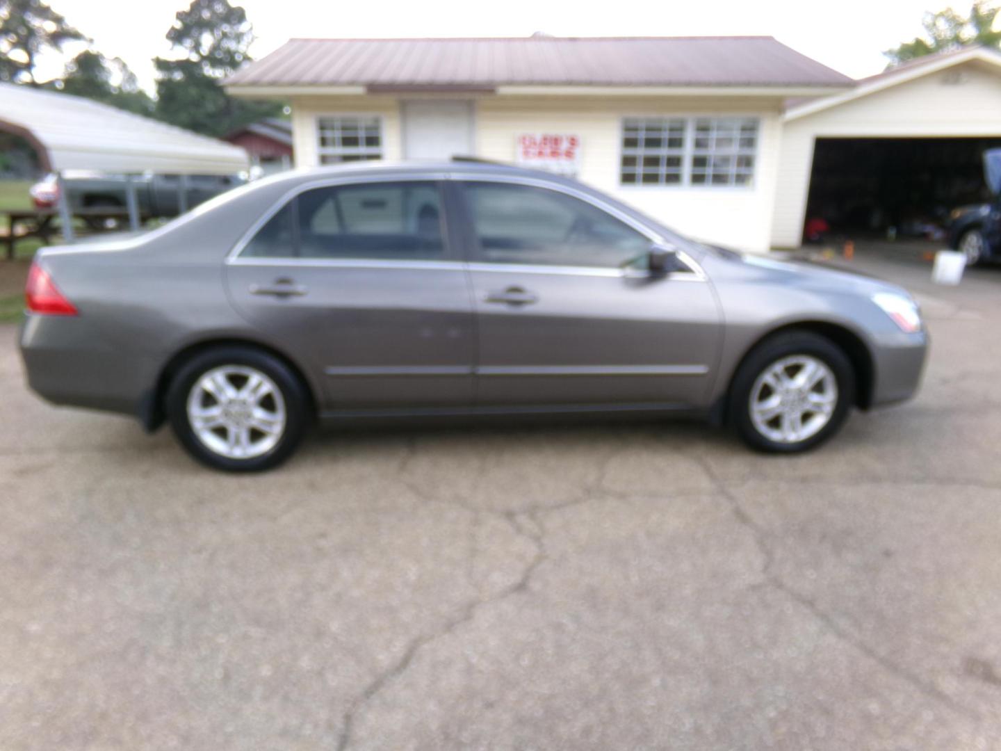 2006 Desert Silver Metallic /Tan Honda Accord EX-L Sedan AT (1HGCM56746A) with an 2.4L L4 DOHC 16V engine, 5-Speed Automatic Overdrive transmission, located at 401 First NE, Bearden, AR, 71720, (870) 687-3414, 33.726528, -92.611519 - Photo#17