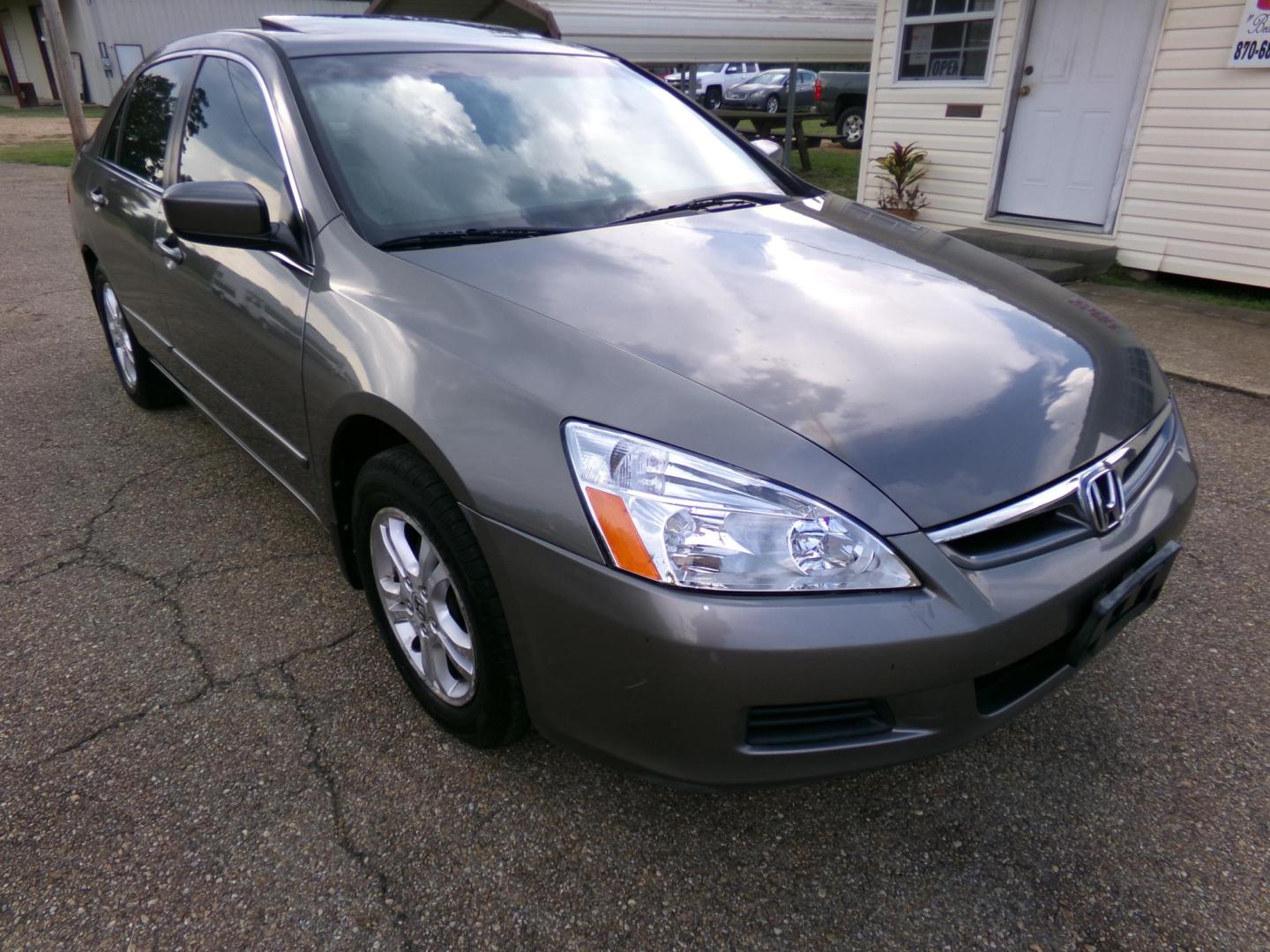 2006 Desert Silver Metallic /Tan Honda Accord EX-L Sedan AT (1HGCM56746A) with an 2.4L L4 DOHC 16V engine, 5-Speed Automatic Overdrive transmission, located at 401 First NE, Bearden, AR, 71720, (870) 687-3414, 33.726528, -92.611519 - Photo#19