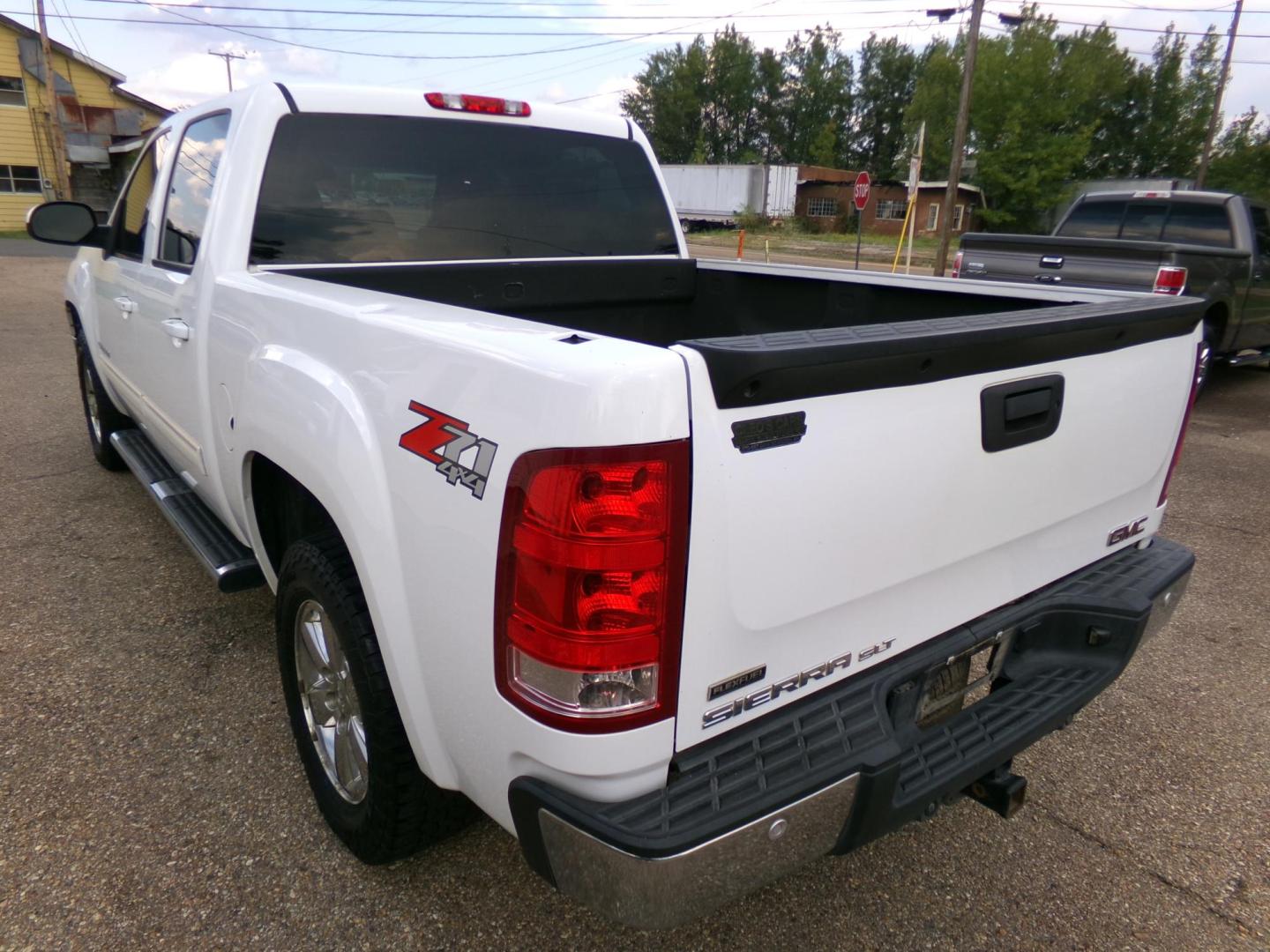 2012 Olympic White /Tan GMC Sierra 1500 SLT Crew Cab 4WD (3GTP2WE78CG) with an 5.3L V8 OHV 16V FFV engine, 6-Speed Automatic transmission, located at 401 First NE, Bearden, AR, 71720, (870) 687-3414, 33.726528, -92.611519 - Photo#2