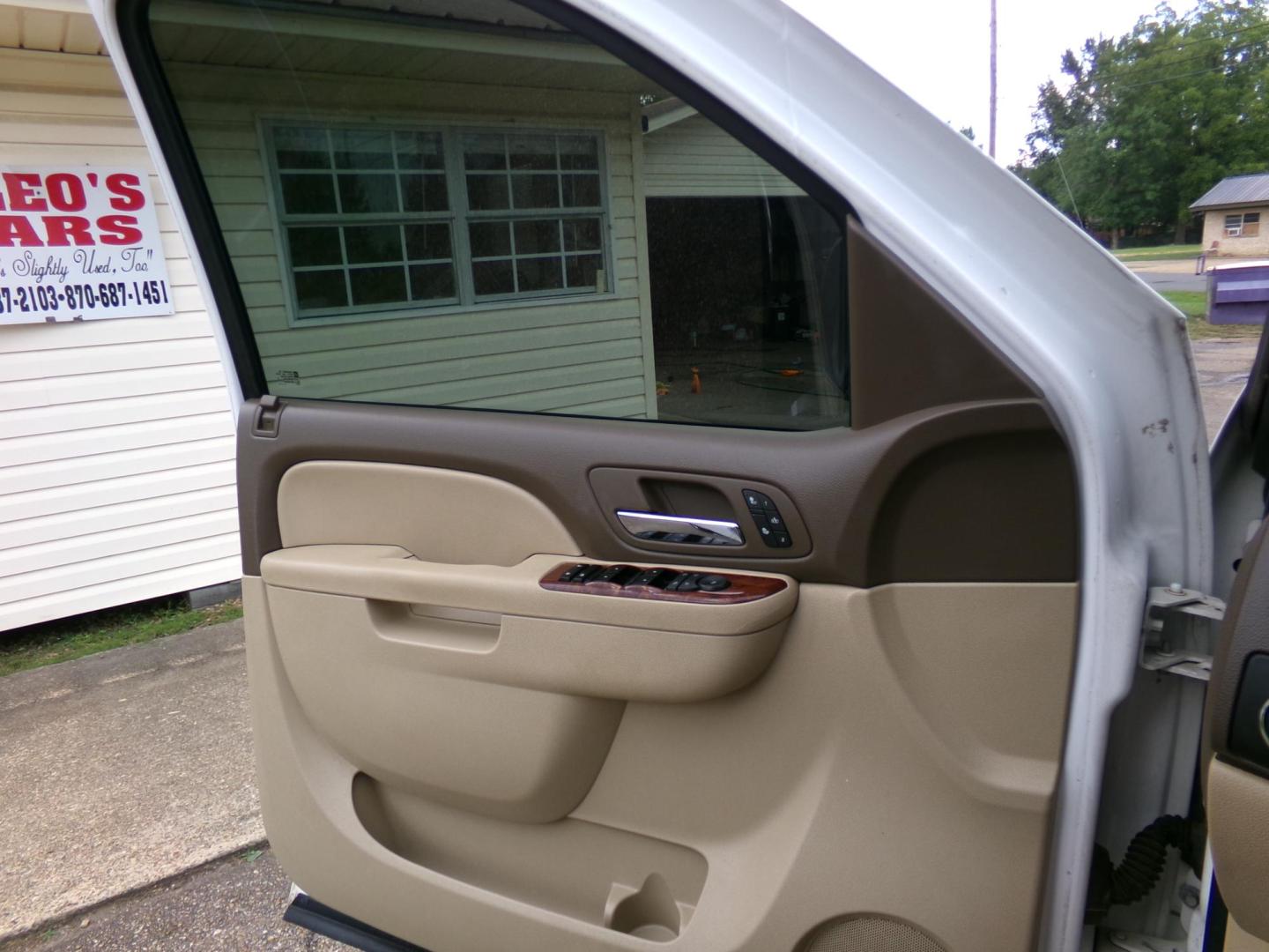2012 Olympic White /Tan GMC Sierra 1500 SLT Crew Cab 4WD (3GTP2WE78CG) with an 5.3L V8 OHV 16V FFV engine, 6-Speed Automatic transmission, located at 401 First NE, Bearden, AR, 71720, (870) 687-3414, 33.726528, -92.611519 - Photo#7