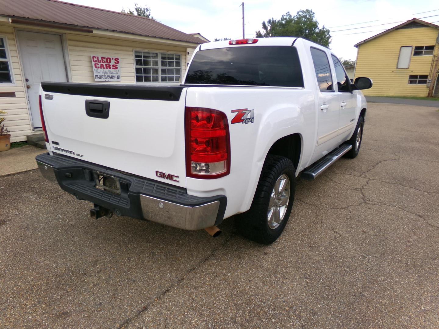 2012 Olympic White /Tan GMC Sierra 1500 SLT Crew Cab 4WD (3GTP2WE78CG) with an 5.3L V8 OHV 16V FFV engine, 6-Speed Automatic transmission, located at 401 First NE, Bearden, AR, 71720, (870) 687-3414, 33.726528, -92.611519 - Photo#20