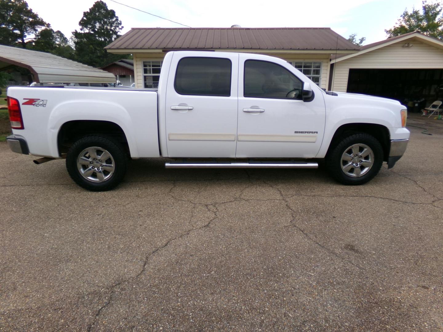 2012 Olympic White /Tan GMC Sierra 1500 SLT Crew Cab 4WD (3GTP2WE78CG) with an 5.3L V8 OHV 16V FFV engine, 6-Speed Automatic transmission, located at 401 First NE, Bearden, AR, 71720, (870) 687-3414, 33.726528, -92.611519 - Photo#21