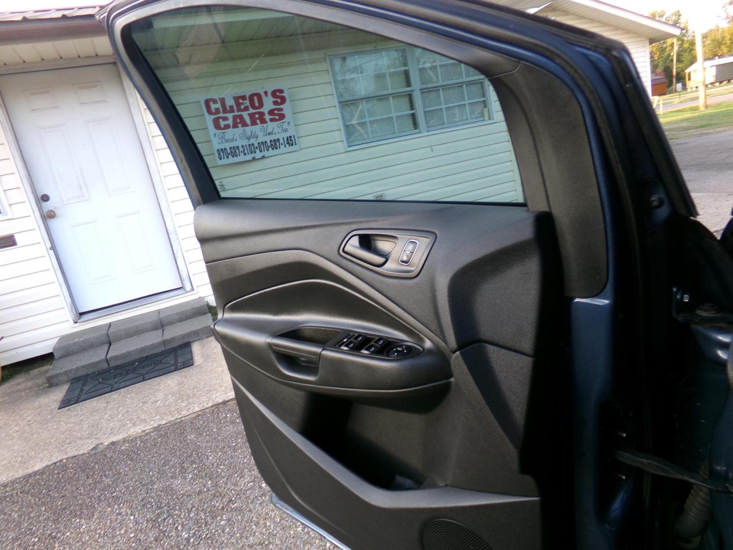 2018 Blue Diamond Metallic /Charcoal Ford Escape S FWD (1FMCU0F76JU) with an 2.5L L4 DOHC 16V engine, 6A transmission, located at 401 First NE, Bearden, AR, 71720, (870) 687-3414, 33.726528, -92.611519 - Photo#5