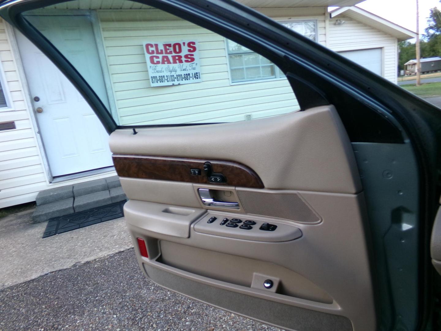 2005 Light Tundra Metallic /Tan Mercury Grand Marquis LS Premium (2MEHM75W25X) with an 4.6L V8 OHC 16V engine, 4-Speed Automatic Overdrive transmission, located at 401 First NE, Bearden, AR, 71720, (870) 687-3414, 33.726528, -92.611519 - Photo#6
