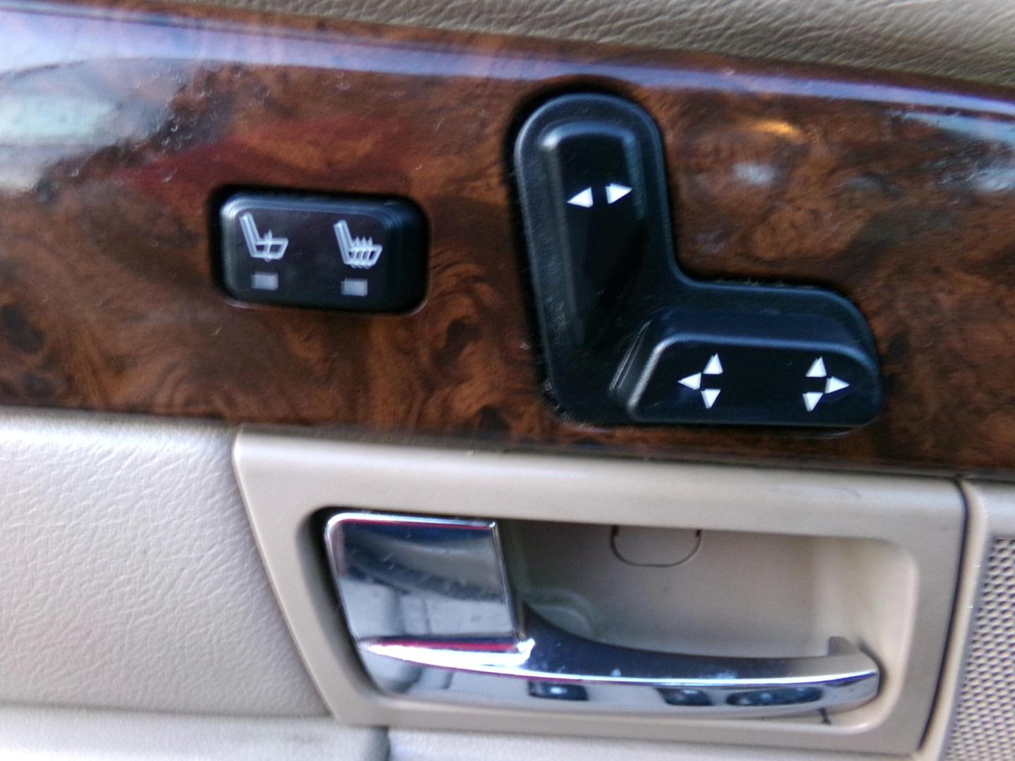 2005 Light Tundra Metallic /Tan Mercury Grand Marquis LS Premium (2MEHM75W25X) with an 4.6L V8 OHC 16V engine, 4-Speed Automatic Overdrive transmission, located at 401 First NE, Bearden, AR, 71720, (870) 687-3414, 33.726528, -92.611519 - Photo#7