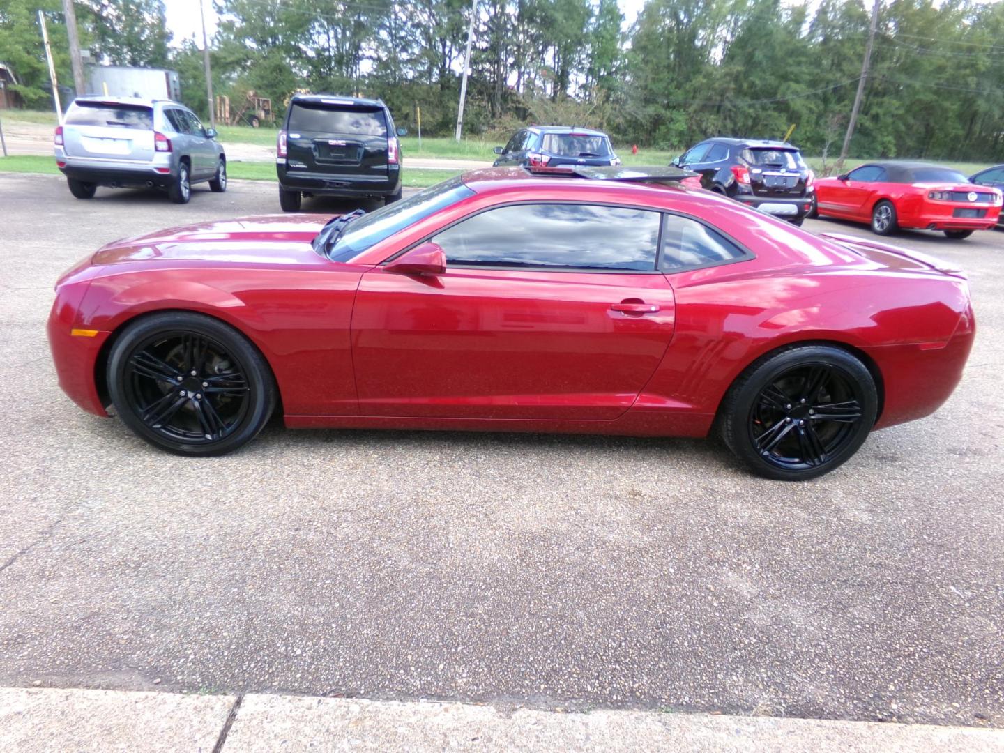 2013 Victory Red /Black Chevrolet Camaro Coupe 2LT (2G1FC1E34D9) with an 3.6L V6 DOHC 24V FFV engine, 6-Speed Automatic transmission, located at 401 First NE, Bearden, AR, 71720, (870) 687-3414, 33.726528, -92.611519 - Photo#1