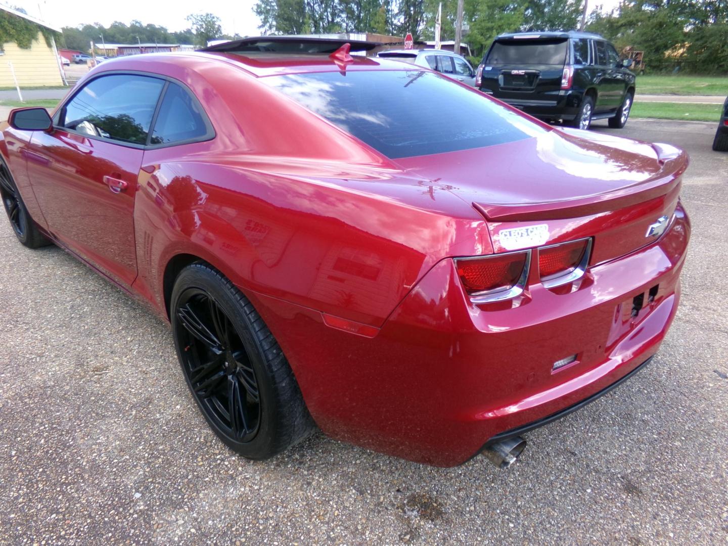 2013 Victory Red /Black Chevrolet Camaro Coupe 2LT (2G1FC1E34D9) with an 3.6L V6 DOHC 24V FFV engine, 6-Speed Automatic transmission, located at 401 First NE, Bearden, AR, 71720, (870) 687-3414, 33.726528, -92.611519 - Photo#2