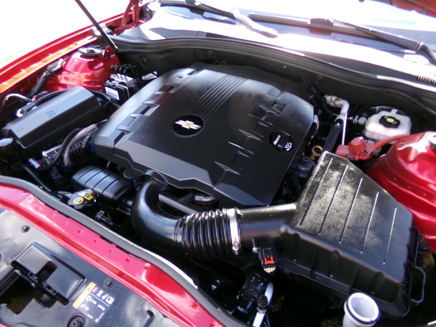 2013 Victory Red /Black Chevrolet Camaro Coupe 2LT (2G1FC1E34D9) with an 3.6L V6 DOHC 24V FFV engine, 6-Speed Automatic transmission, located at 401 First NE, Bearden, AR, 71720, (870) 687-3414, 33.726528, -92.611519 - Photo#5