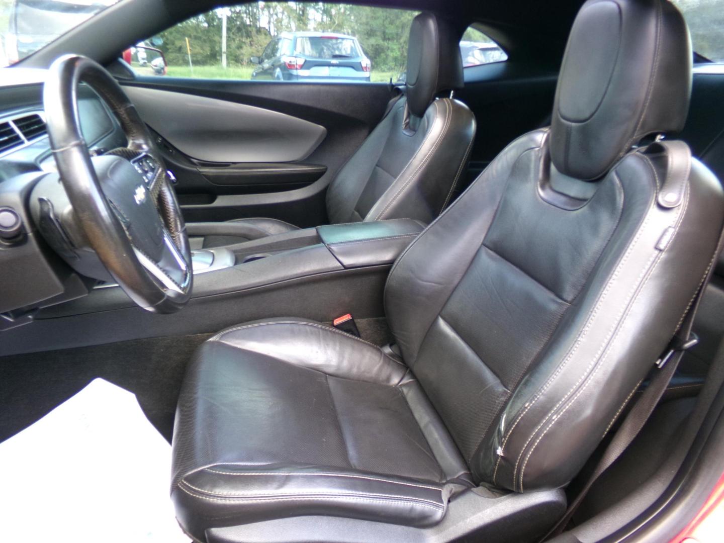 2013 Victory Red /Black Chevrolet Camaro Coupe 2LT (2G1FC1E34D9) with an 3.6L V6 DOHC 24V FFV engine, 6-Speed Automatic transmission, located at 401 First NE, Bearden, AR, 71720, (870) 687-3414, 33.726528, -92.611519 - Photo#7