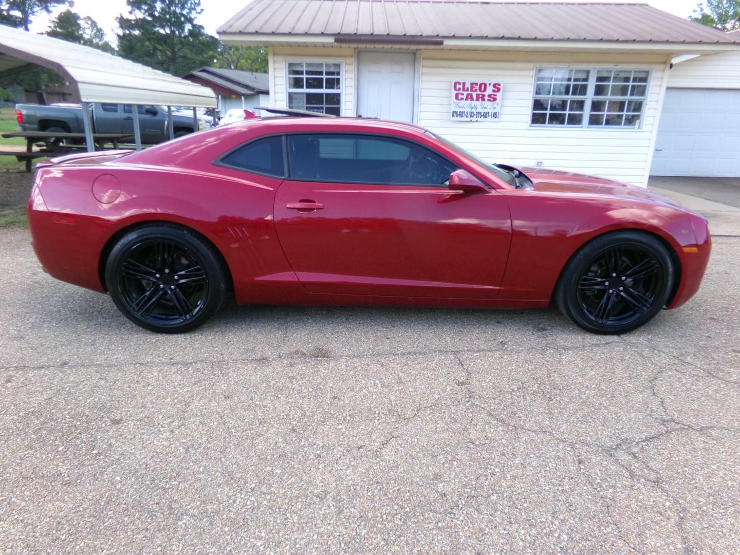 2013 Victory Red /Black Chevrolet Camaro Coupe 2LT (2G1FC1E34D9) with an 3.6L V6 DOHC 24V FFV engine, 6-Speed Automatic transmission, located at 401 First NE, Bearden, AR, 71720, (870) 687-3414, 33.726528, -92.611519 - Photo#20