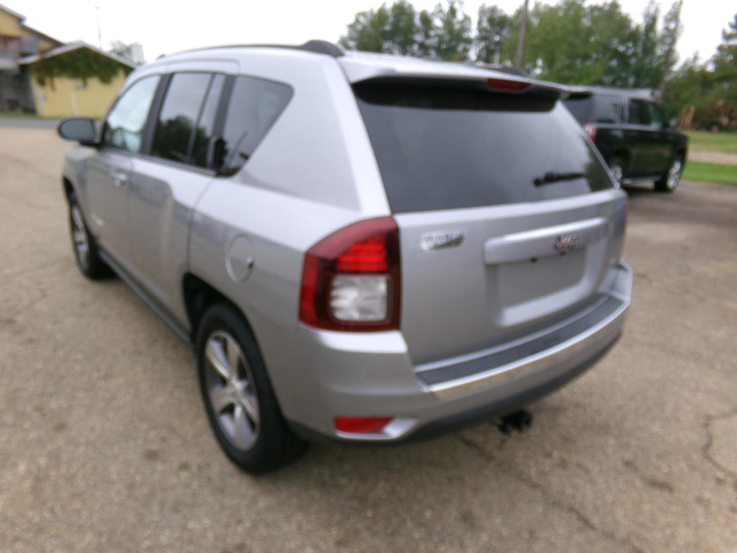 2016 Silver /Black Jeep Compass Latitude FWD (1C4NJCEA3GD) with an 2.0L L4 DOHC 16V engine, CVT transmission, located at 401 First NE, Bearden, AR, 71720, (870) 687-3414, 33.726528, -92.611519 - Photo#2