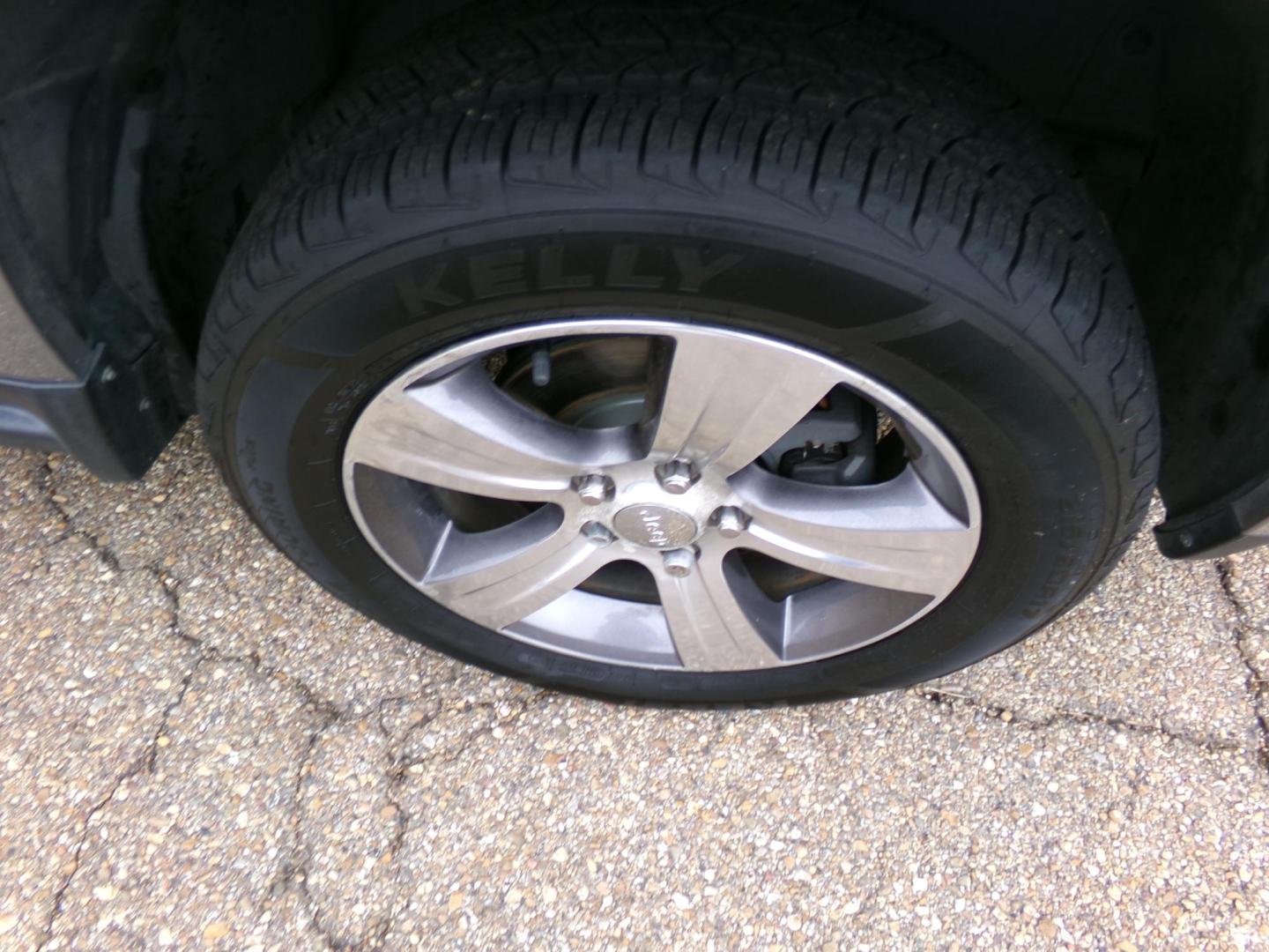 2016 Silver /Black Jeep Compass Latitude FWD (1C4NJCEA3GD) with an 2.0L L4 DOHC 16V engine, CVT transmission, located at 401 First NE, Bearden, AR, 71720, (870) 687-3414, 33.726528, -92.611519 - Photo#5