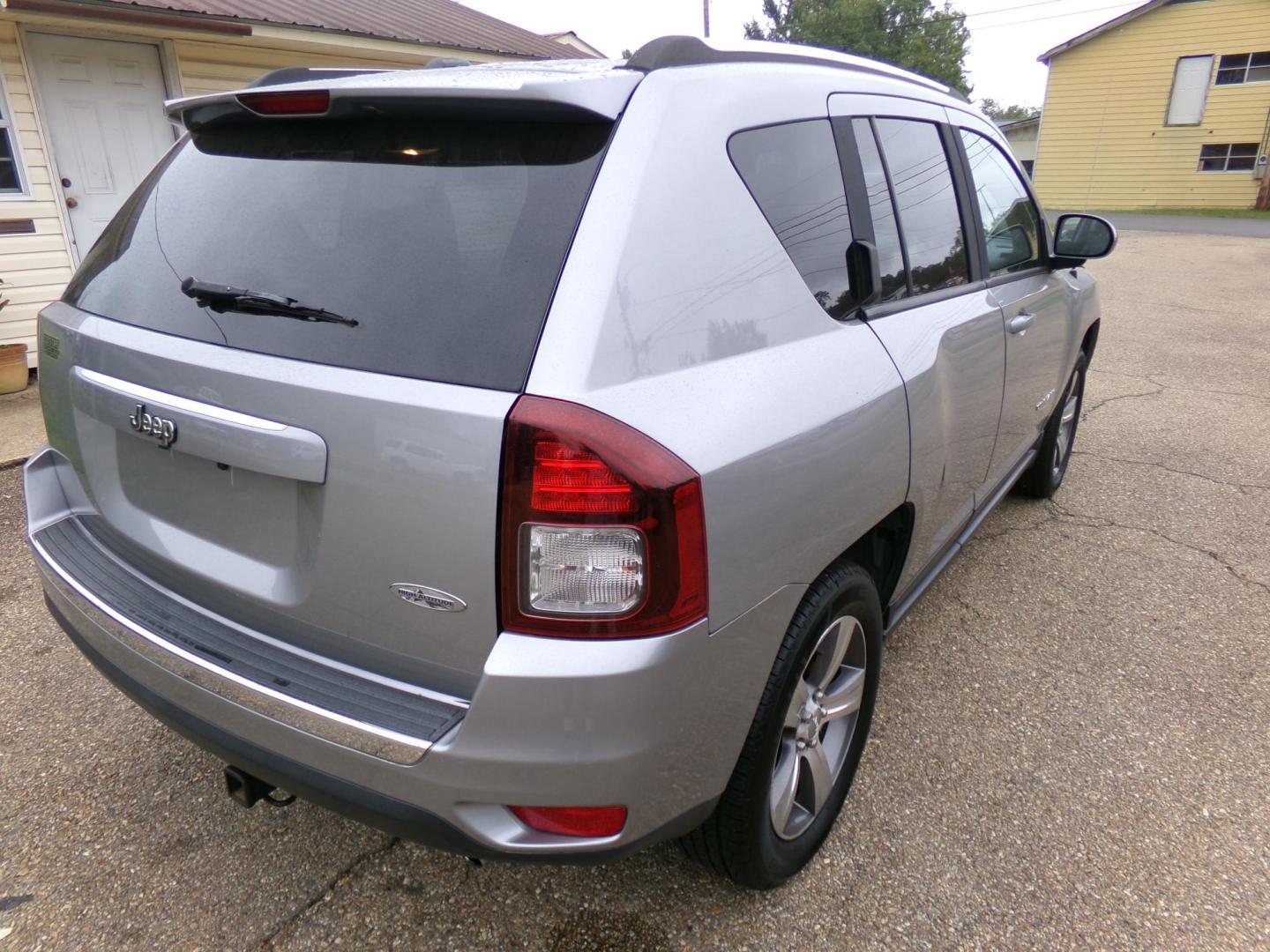 2016 Silver /Black Jeep Compass Latitude FWD (1C4NJCEA3GD) with an 2.0L L4 DOHC 16V engine, CVT transmission, located at 401 First NE, Bearden, AR, 71720, (870) 687-3414, 33.726528, -92.611519 - Photo#17