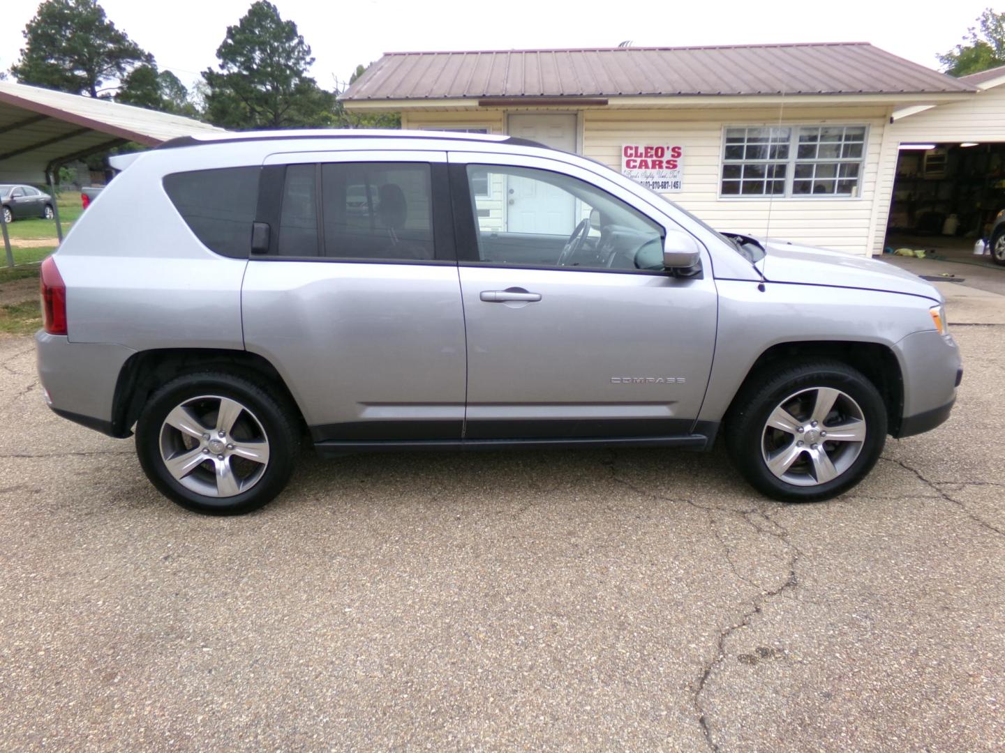 2016 Silver /Black Jeep Compass Latitude FWD (1C4NJCEA3GD) with an 2.0L L4 DOHC 16V engine, CVT transmission, located at 401 First NE, Bearden, AR, 71720, (870) 687-3414, 33.726528, -92.611519 - Photo#18