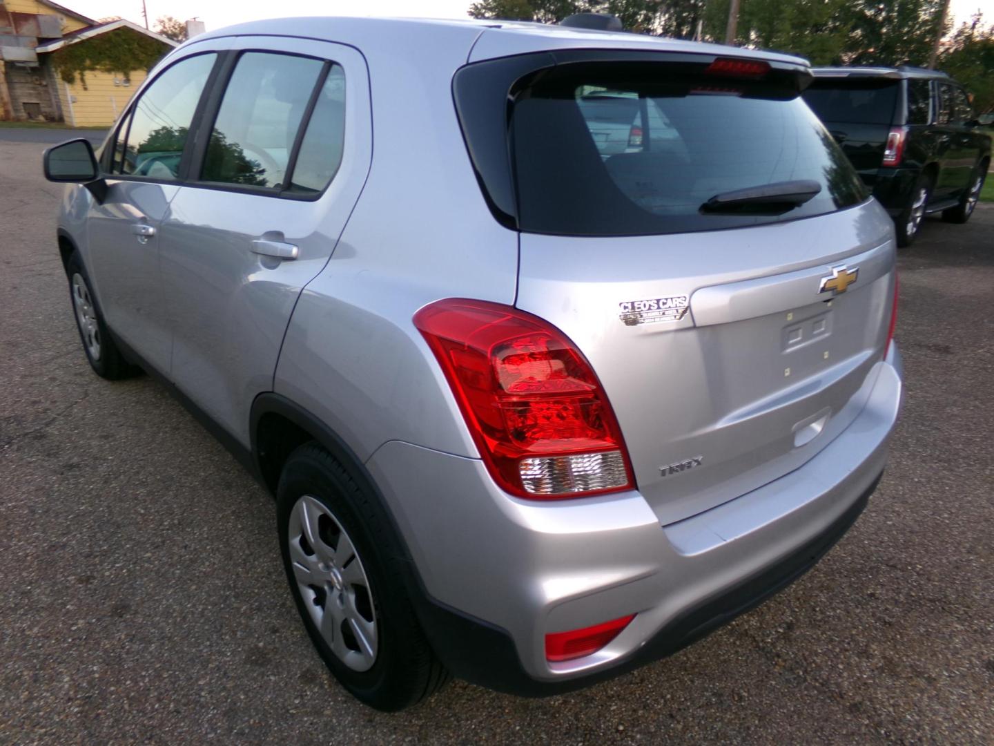 2018 Silver /Charcoal Chevrolet Trax LS FWD (KL7CJKSB5JB) with an 1.4L L4 DOHC 16V engine, 6A transmission, located at 401 First NE, Bearden, AR, 71720, (870) 687-3414, 33.726528, -92.611519 - Photo#2
