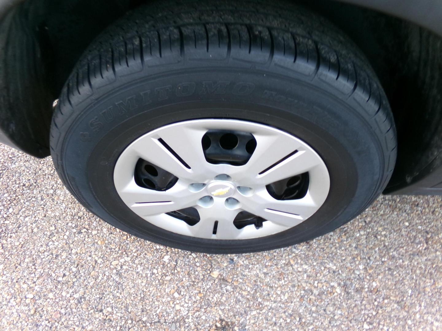 2018 Silver /Charcoal Chevrolet Trax LS FWD (KL7CJKSB5JB) with an 1.4L L4 DOHC 16V engine, 6A transmission, located at 401 First NE, Bearden, AR, 71720, (870) 687-3414, 33.726528, -92.611519 - Photo#4