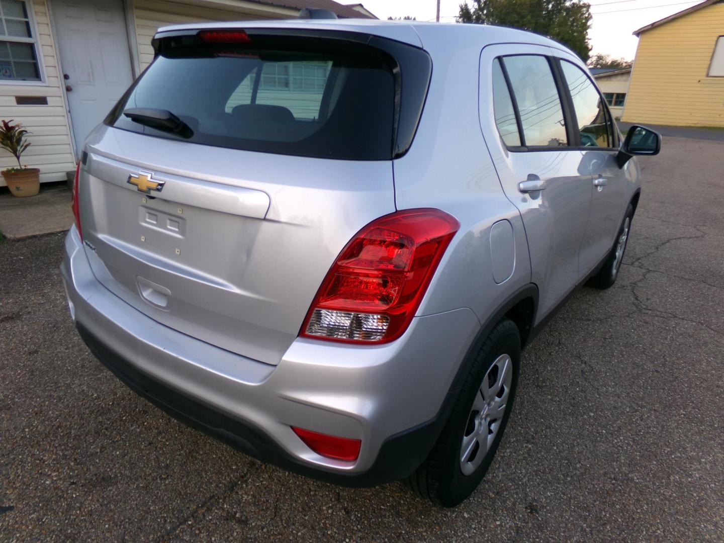 2018 Silver /Charcoal Chevrolet Trax LS FWD (KL7CJKSB5JB) with an 1.4L L4 DOHC 16V engine, 6A transmission, located at 401 First NE, Bearden, AR, 71720, (870) 687-3414, 33.726528, -92.611519 - Photo#17
