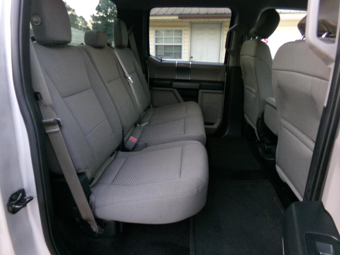 2016 Silver /Gray Ford F-150 XLT SuperCrew 5.5-ft. 2WD (1FTEW1CP0GK) with an 2.7L V6 DOHC 24V engine, 6A transmission, located at 401 First NE, Bearden, AR, 71720, (870) 687-3414, 33.726528, -92.611519 - Photo#20