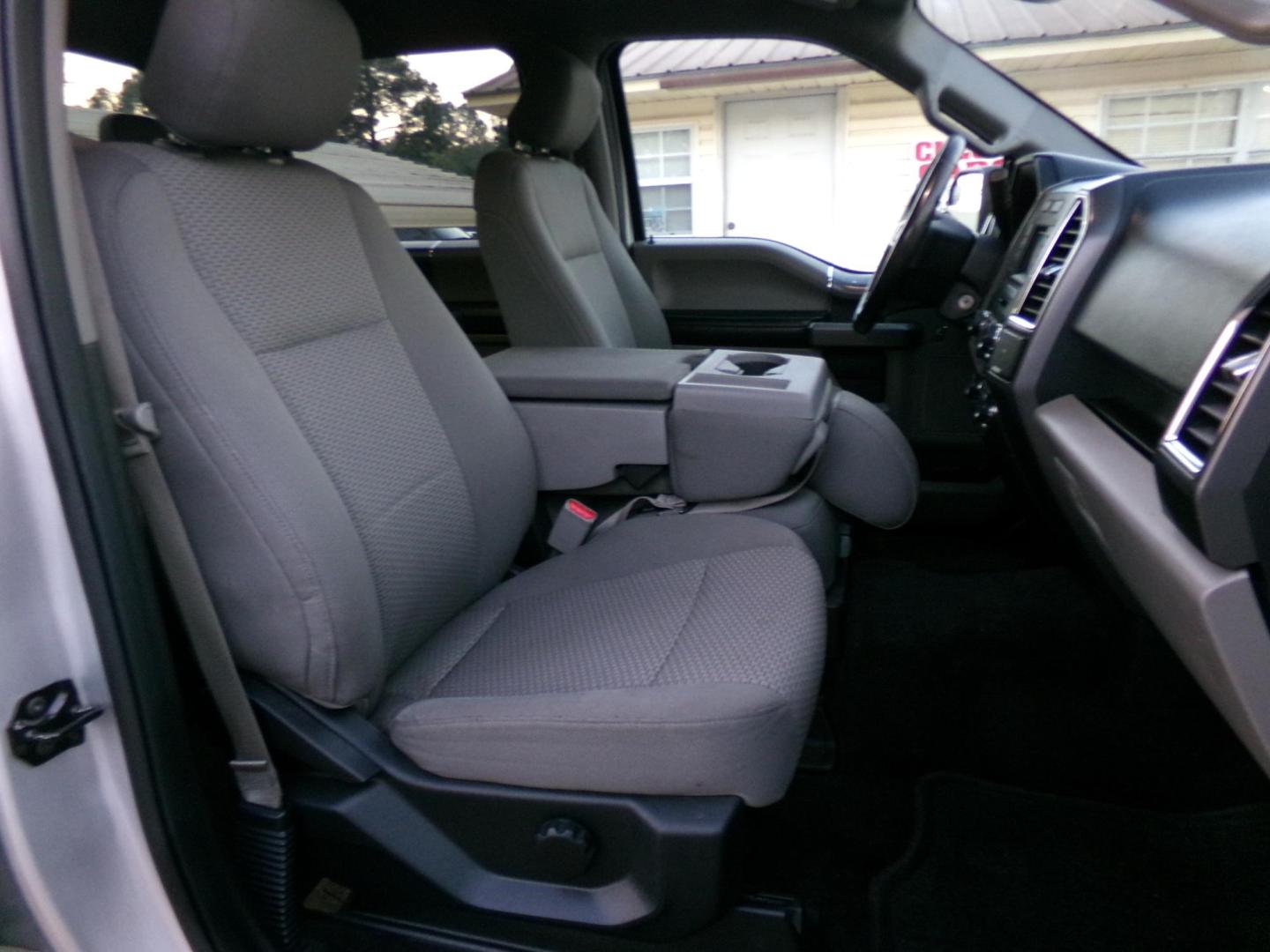 2016 Silver /Gray Ford F-150 XLT SuperCrew 5.5-ft. 2WD (1FTEW1CP0GK) with an 2.7L V6 DOHC 24V engine, 6A transmission, located at 401 First NE, Bearden, AR, 71720, (870) 687-3414, 33.726528, -92.611519 - Photo#21