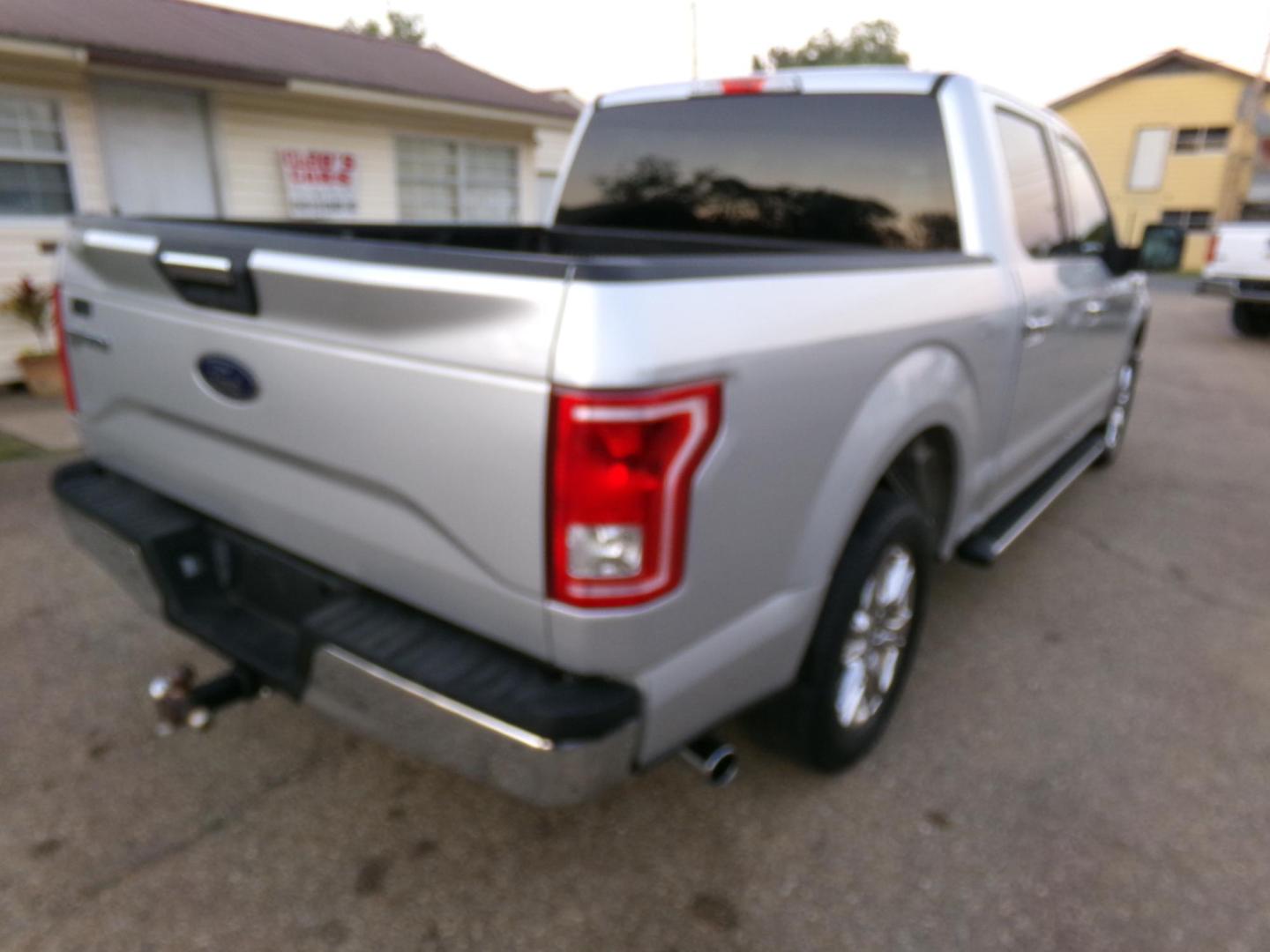 2016 Silver /Gray Ford F-150 XLT SuperCrew 5.5-ft. 2WD (1FTEW1CP0GK) with an 2.7L V6 DOHC 24V engine, 6A transmission, located at 401 First NE, Bearden, AR, 71720, (870) 687-3414, 33.726528, -92.611519 - Photo#23