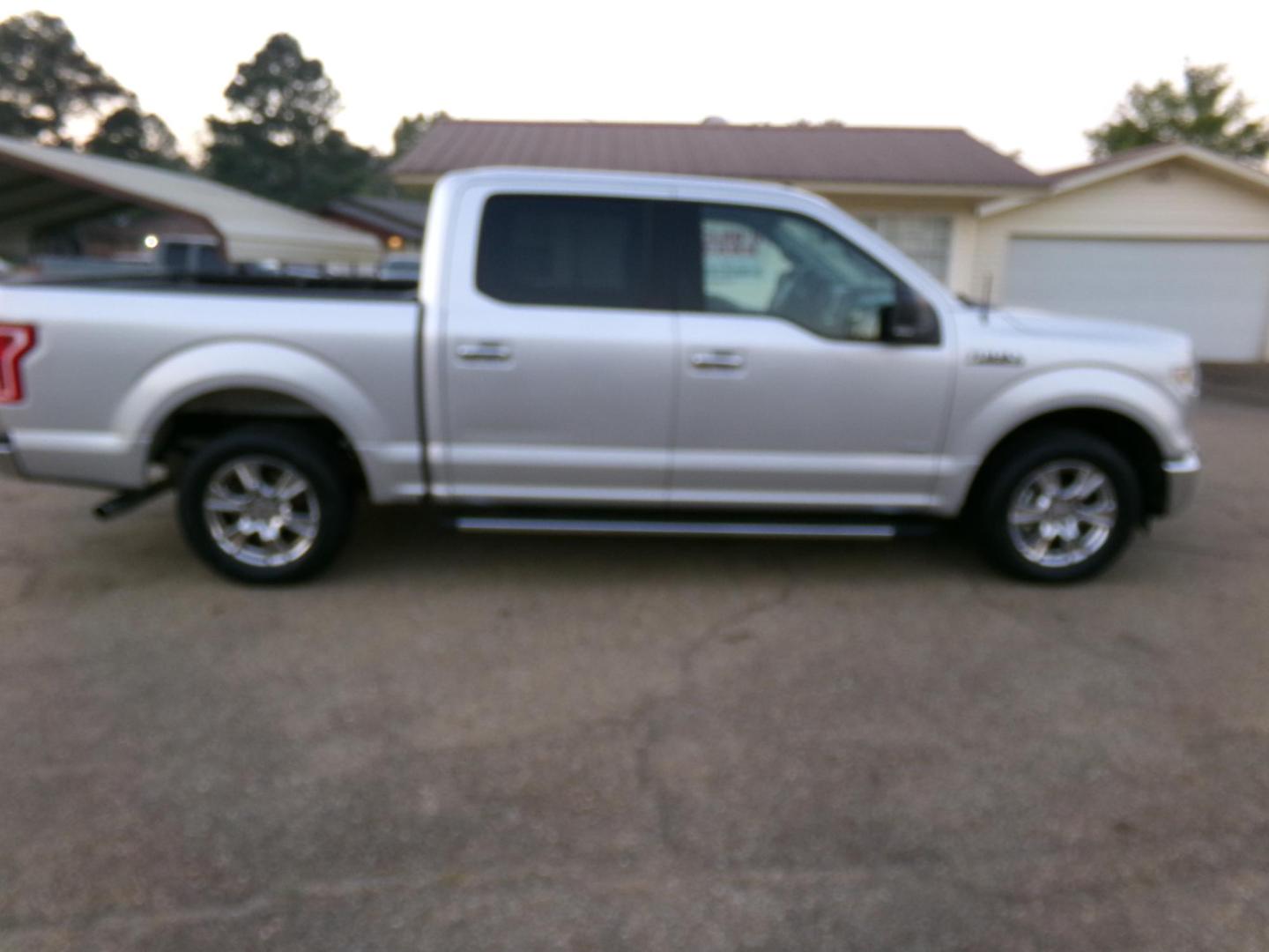 2016 Silver /Gray Ford F-150 XLT SuperCrew 5.5-ft. 2WD (1FTEW1CP0GK) with an 2.7L V6 DOHC 24V engine, 6A transmission, located at 401 First NE, Bearden, AR, 71720, (870) 687-3414, 33.726528, -92.611519 - Photo#24
