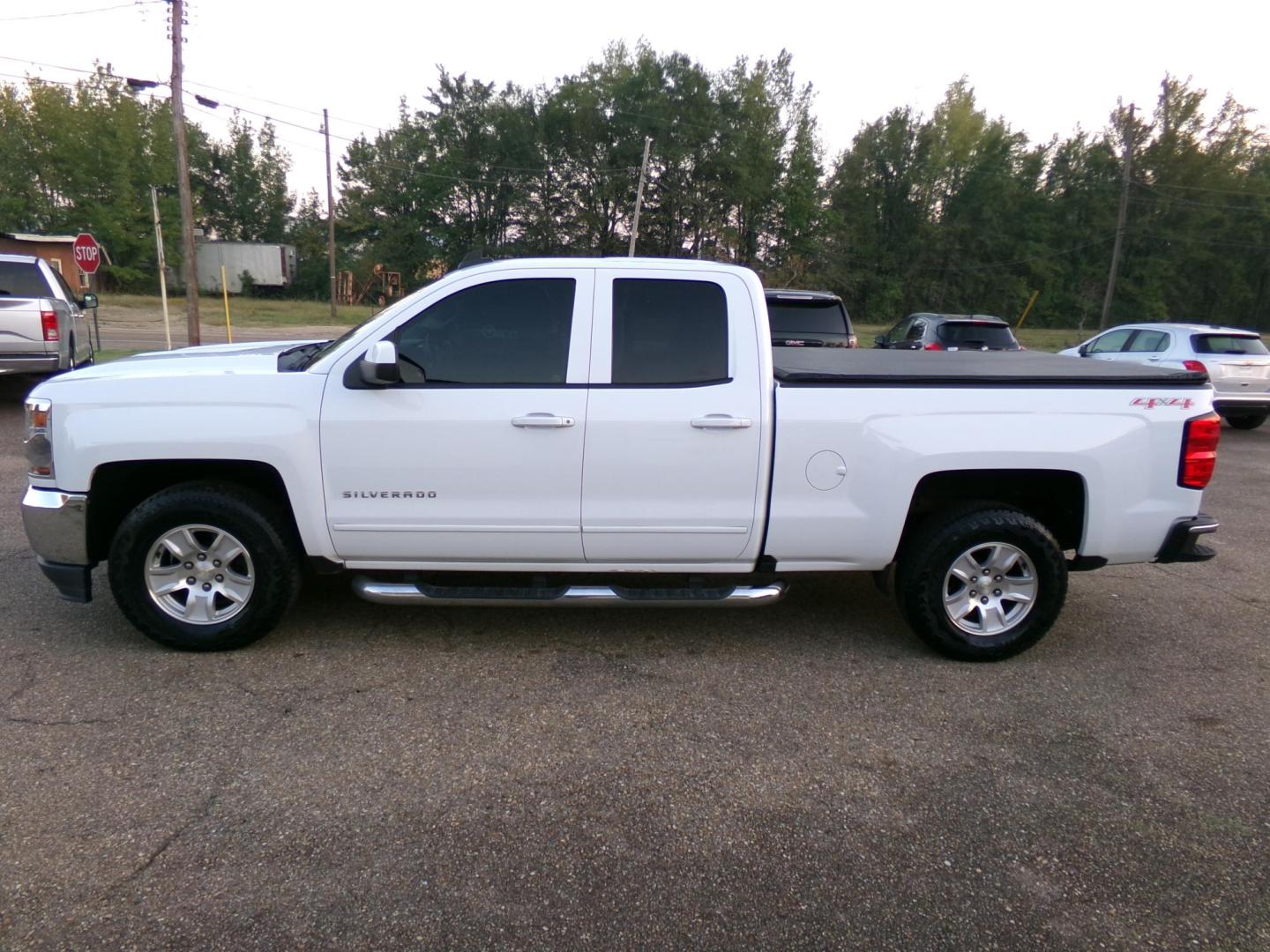 2017 Chevrolet Silverado 1500 LT Double Cab 4WD (1GCVKREC4HZ) with an 5.3L V8 OHV 16V engine, 6A transmission, located at 400 First NW, Bearden, AR, 71720, (870) 687-3414, 0.000000, 0.000000 - Photo#1