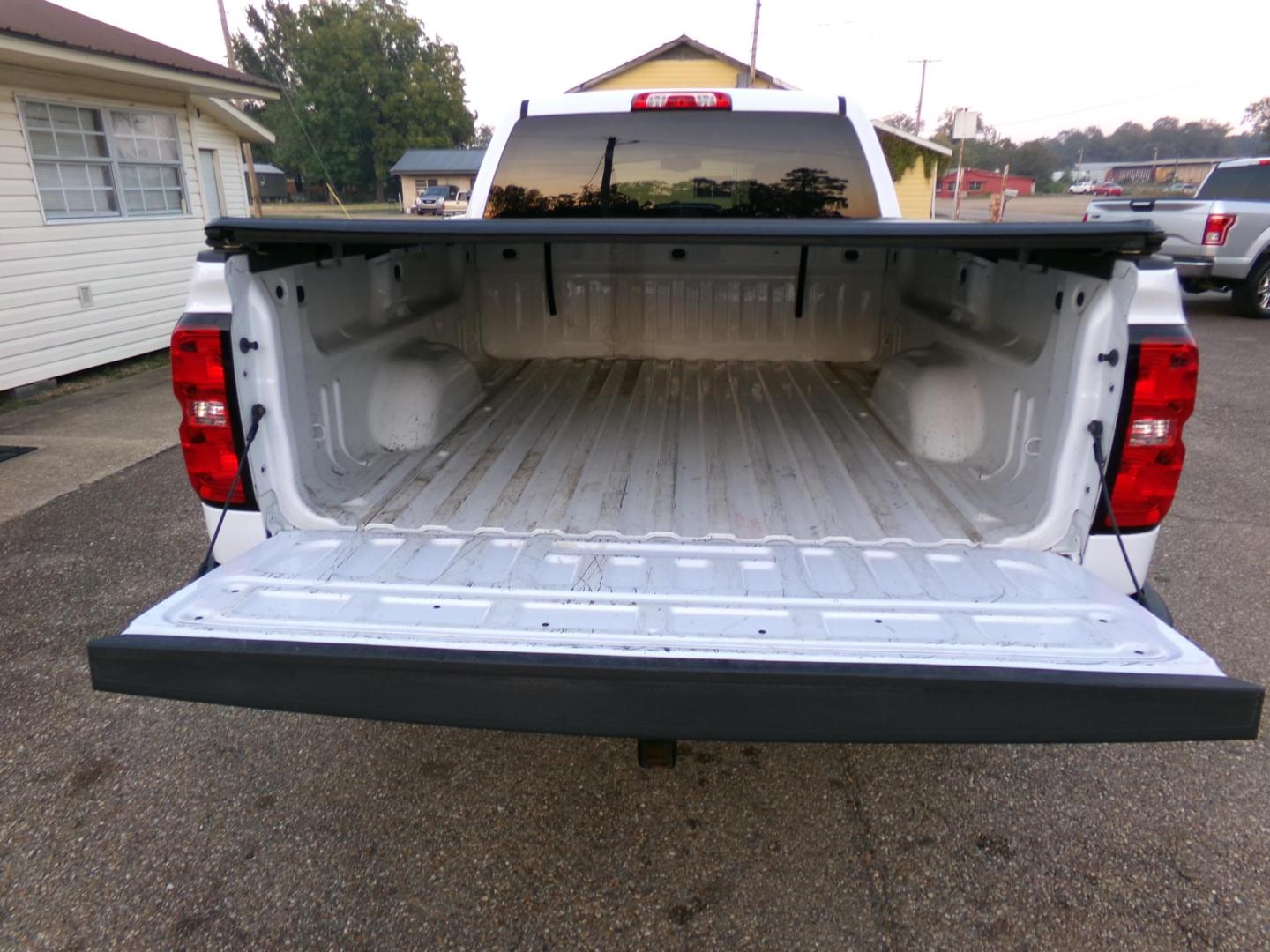 2017 Chevrolet Silverado 1500 LT Double Cab 4WD (1GCVKREC4HZ) with an 5.3L V8 OHV 16V engine, 6A transmission, located at 400 First NW, Bearden, AR, 71720, (870) 687-3414, 0.000000, 0.000000 - Photo#4