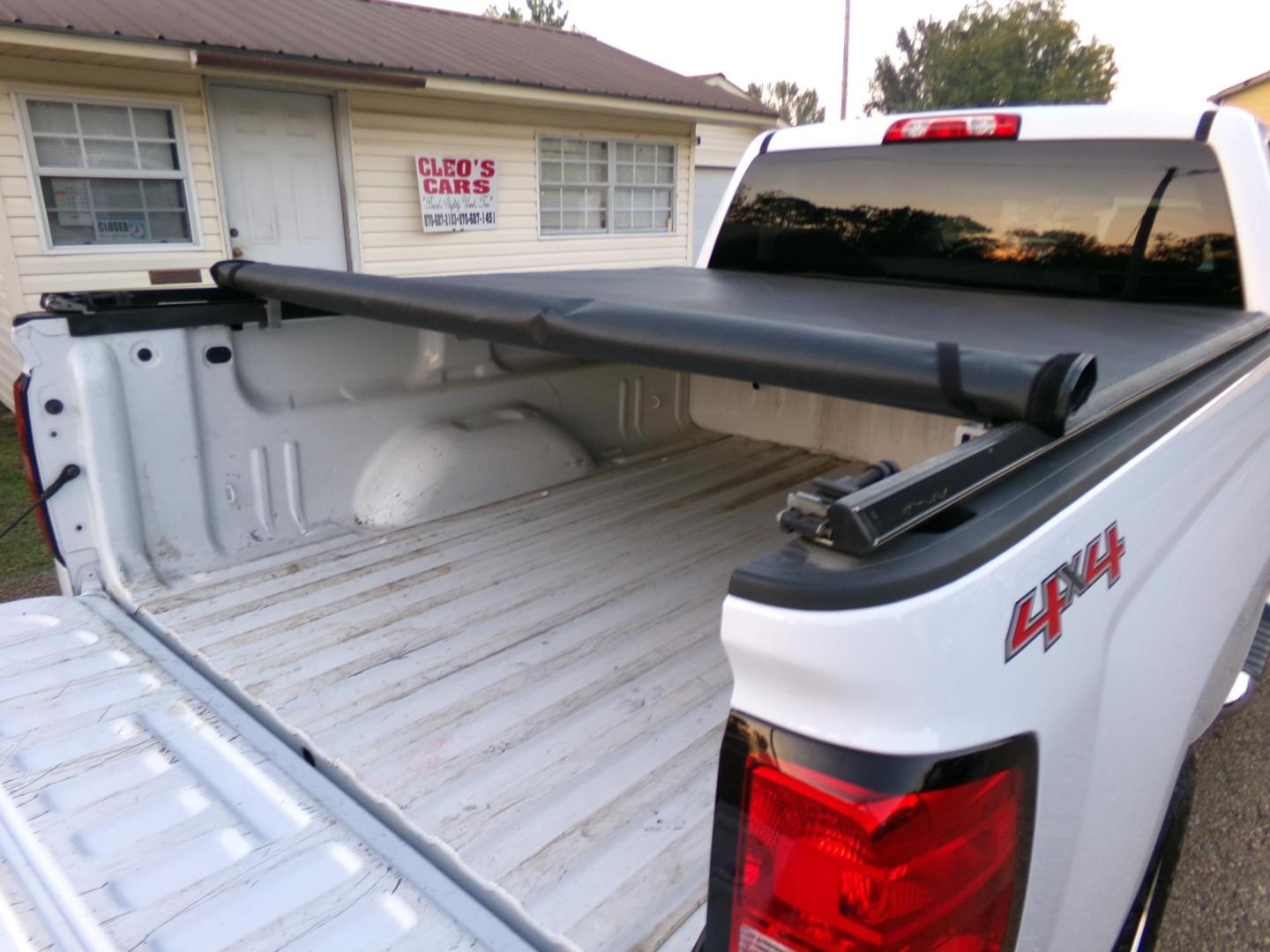 2017 Chevrolet Silverado 1500 LT Double Cab 4WD (1GCVKREC4HZ) with an 5.3L V8 OHV 16V engine, 6A transmission, located at 400 First NW, Bearden, AR, 71720, (870) 687-3414, 0.000000, 0.000000 - Photo#5