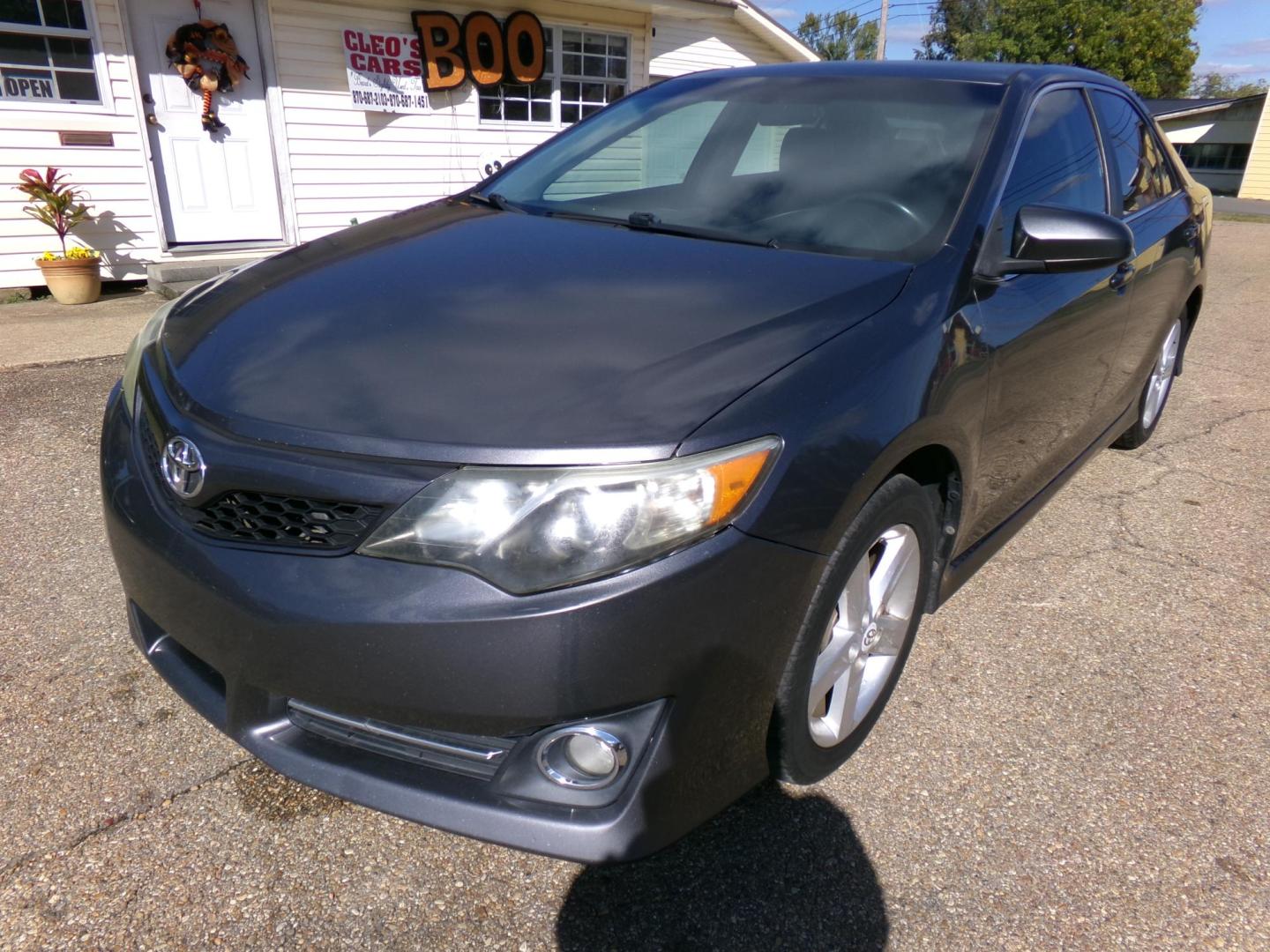 2012 Gray /Black Toyota Camry SE (4T1BF1FK3CU) with an 2.5L L4 DOHC 16V engine, 6-Speed Automatic transmission, located at 401 First NE, Bearden, AR, 71720, (870) 687-3414, 33.726528, -92.611519 - Photo#0