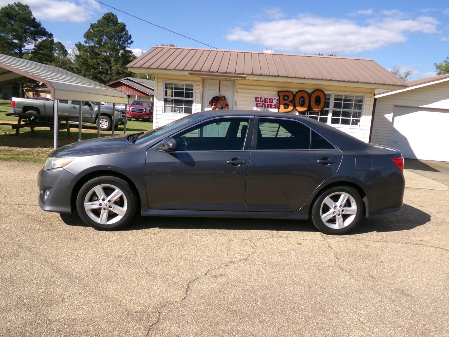 2012 Gray /Black Toyota Camry SE (4T1BF1FK3CU) with an 2.5L L4 DOHC 16V engine, 6-Speed Automatic transmission, located at 401 First NE, Bearden, AR, 71720, (870) 687-3414, 33.726528, -92.611519 - Photo#1