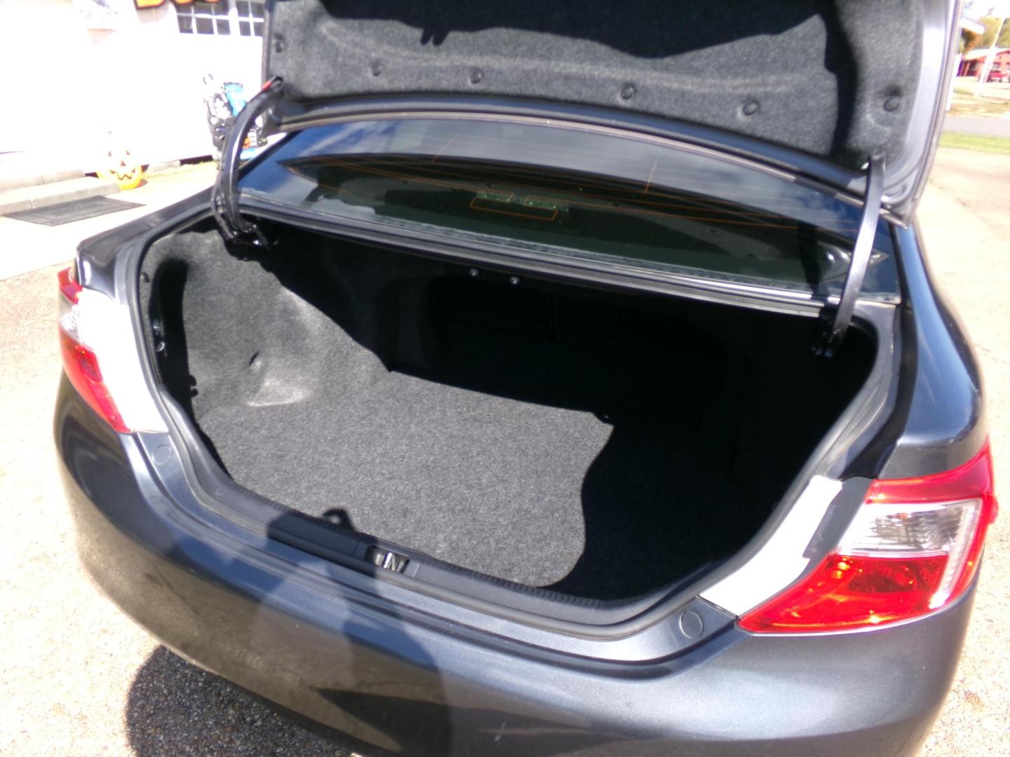 2012 Gray /Black Toyota Camry SE (4T1BF1FK3CU) with an 2.5L L4 DOHC 16V engine, 6-Speed Automatic transmission, located at 401 First NE, Bearden, AR, 71720, (870) 687-3414, 33.726528, -92.611519 - Photo#3