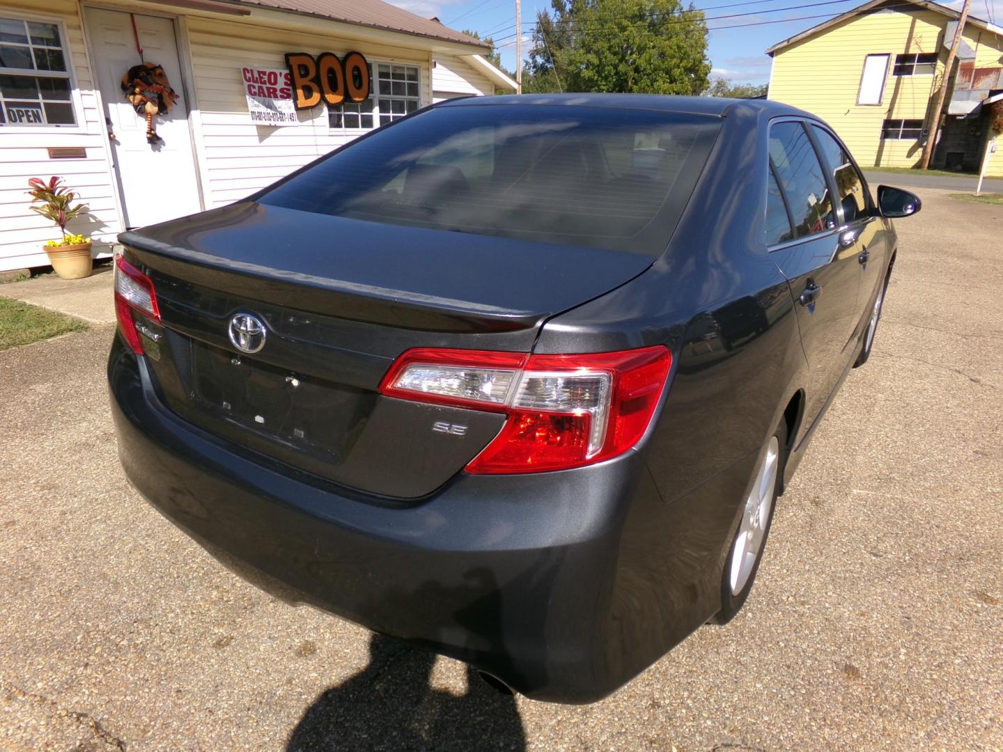 2012 Gray /Black Toyota Camry SE (4T1BF1FK3CU) with an 2.5L L4 DOHC 16V engine, 6-Speed Automatic transmission, located at 401 First NE, Bearden, AR, 71720, (870) 687-3414, 33.726528, -92.611519 - Photo#16