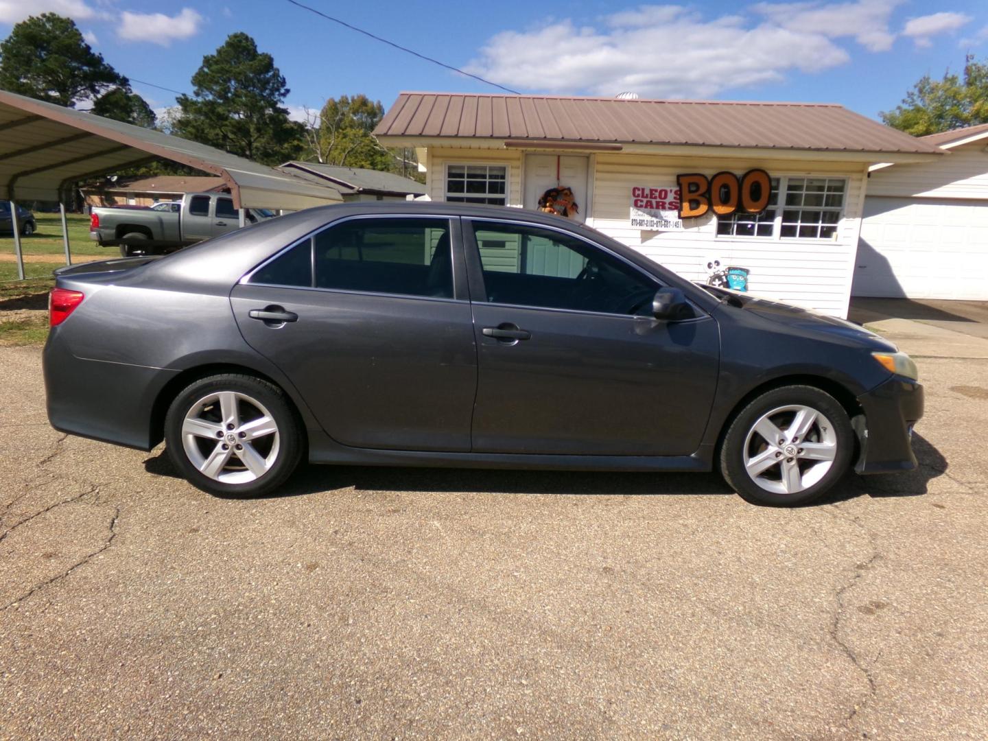 2012 Gray /Black Toyota Camry SE (4T1BF1FK3CU) with an 2.5L L4 DOHC 16V engine, 6-Speed Automatic transmission, located at 401 First NE, Bearden, AR, 71720, (870) 687-3414, 33.726528, -92.611519 - Photo#17