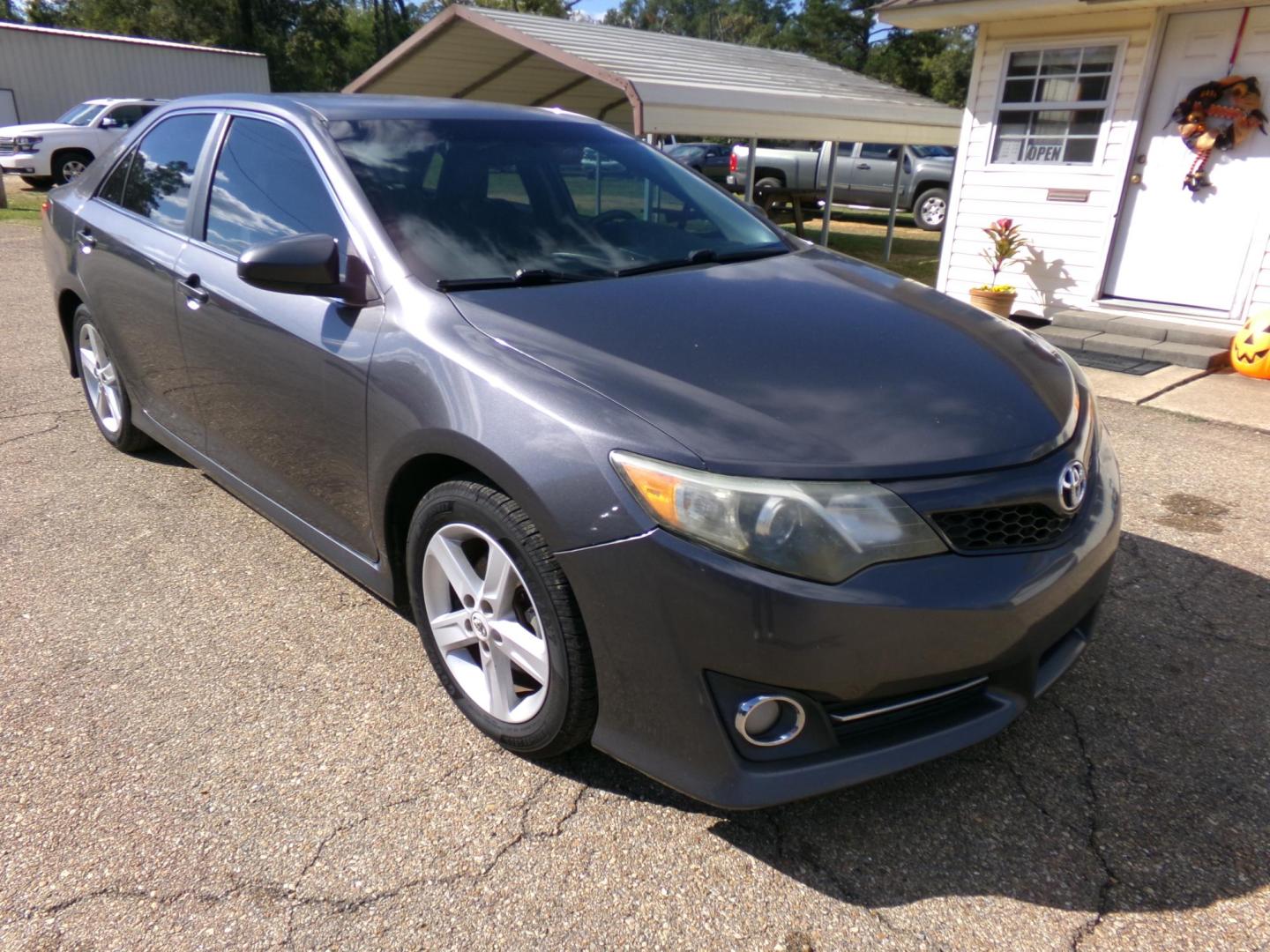 2012 Gray /Black Toyota Camry SE (4T1BF1FK3CU) with an 2.5L L4 DOHC 16V engine, 6-Speed Automatic transmission, located at 401 First NE, Bearden, AR, 71720, (870) 687-3414, 33.726528, -92.611519 - Photo#19