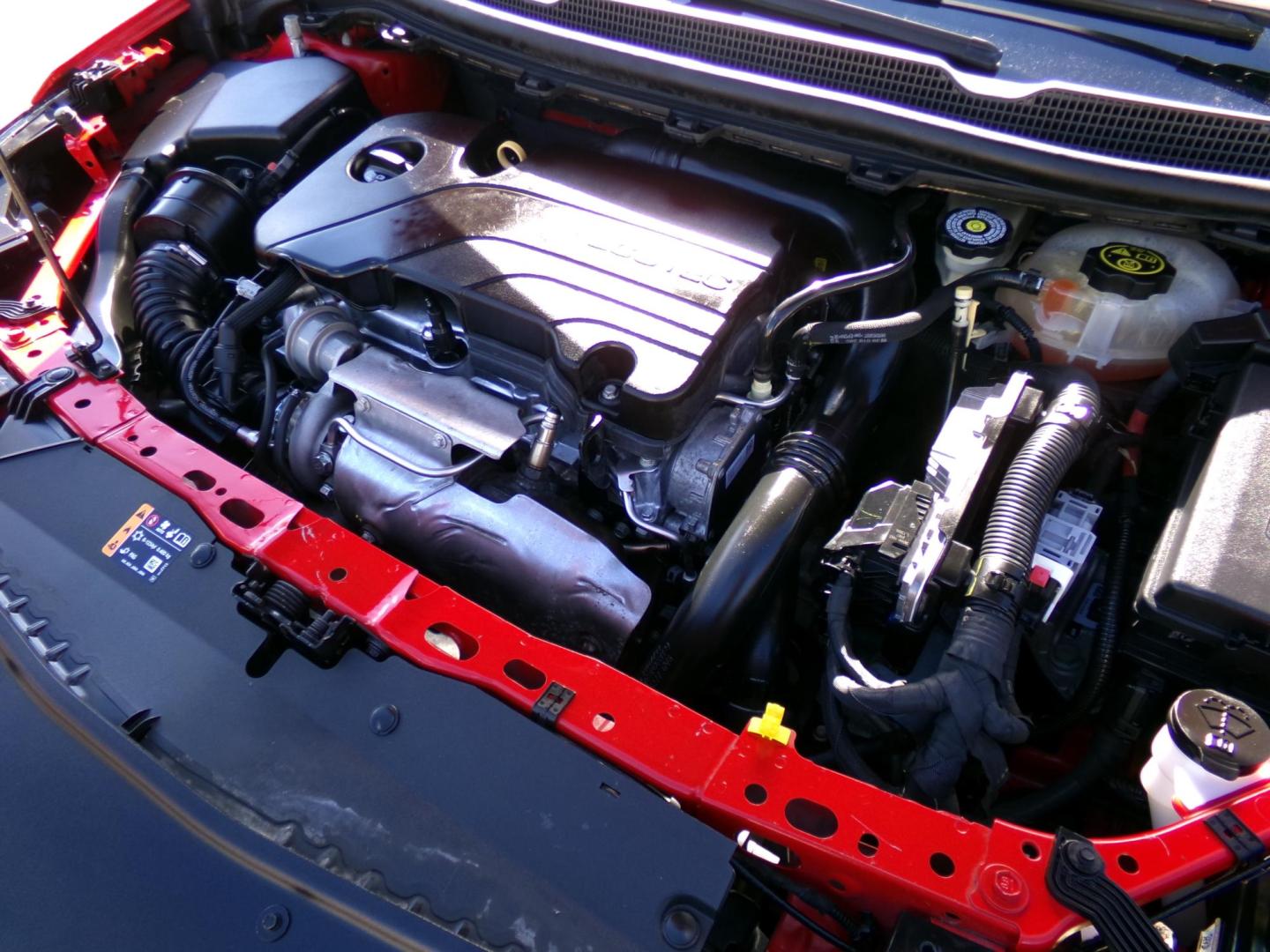 2018 Torch Red /Black Chevrolet Cruze LT Auto (1G1BE5SM9J7) with an 1.4L L4 DOHC 16V TURBO engine, 6A transmission, located at 401 First NE, Bearden, AR, 71720, (870) 687-3414, 33.726528, -92.611519 - Photo#5