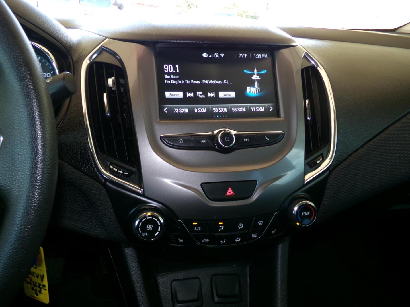 2018 Torch Red /Black Chevrolet Cruze LT Auto (1G1BE5SM9J7) with an 1.4L L4 DOHC 16V TURBO engine, 6A transmission, located at 401 First NE, Bearden, AR, 71720, (870) 687-3414, 33.726528, -92.611519 - Photo#9