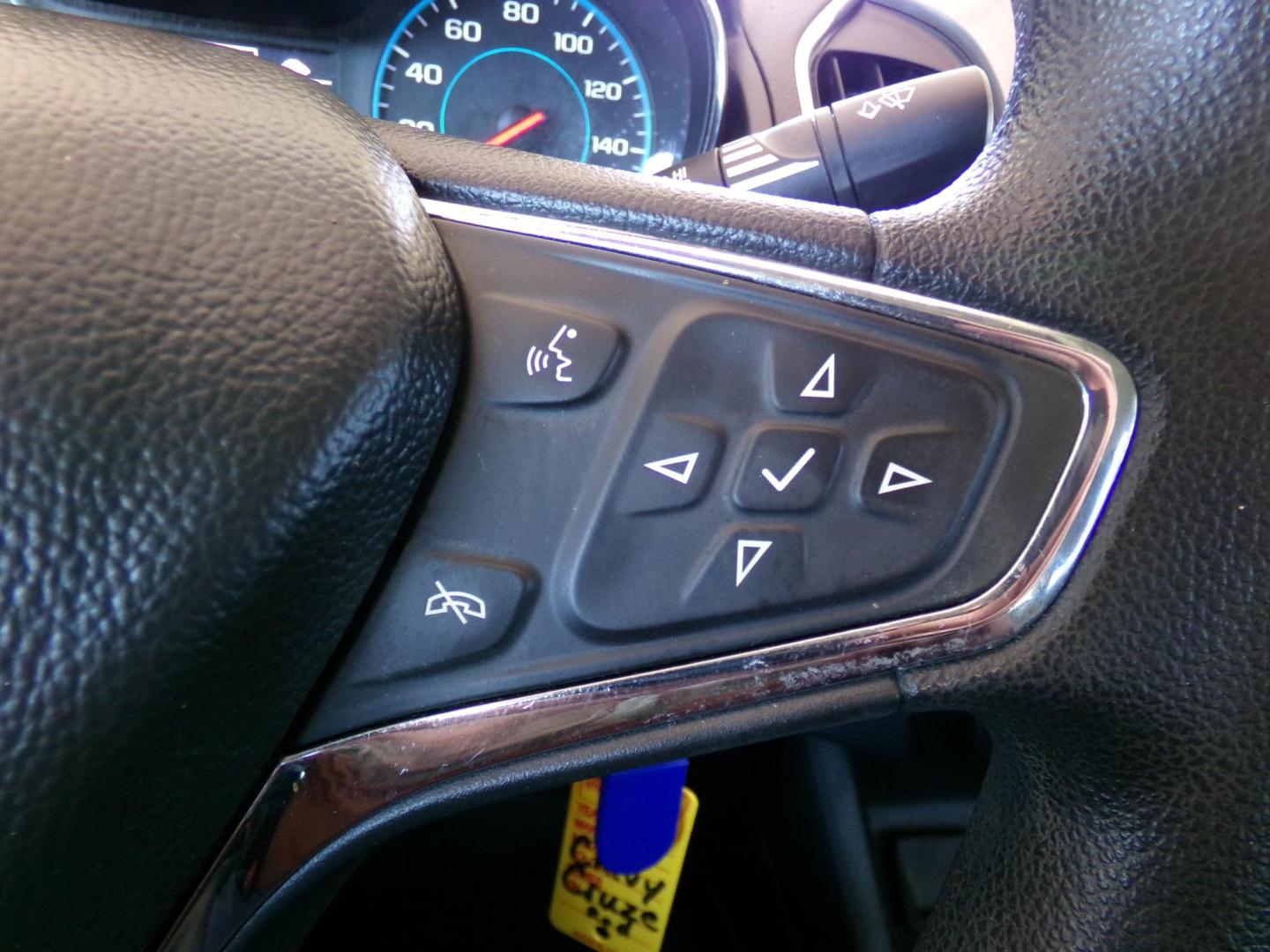 2018 Torch Red /Black Chevrolet Cruze LT Auto (1G1BE5SM9J7) with an 1.4L L4 DOHC 16V TURBO engine, 6A transmission, located at 401 First NE, Bearden, AR, 71720, (870) 687-3414, 33.726528, -92.611519 - Photo#10