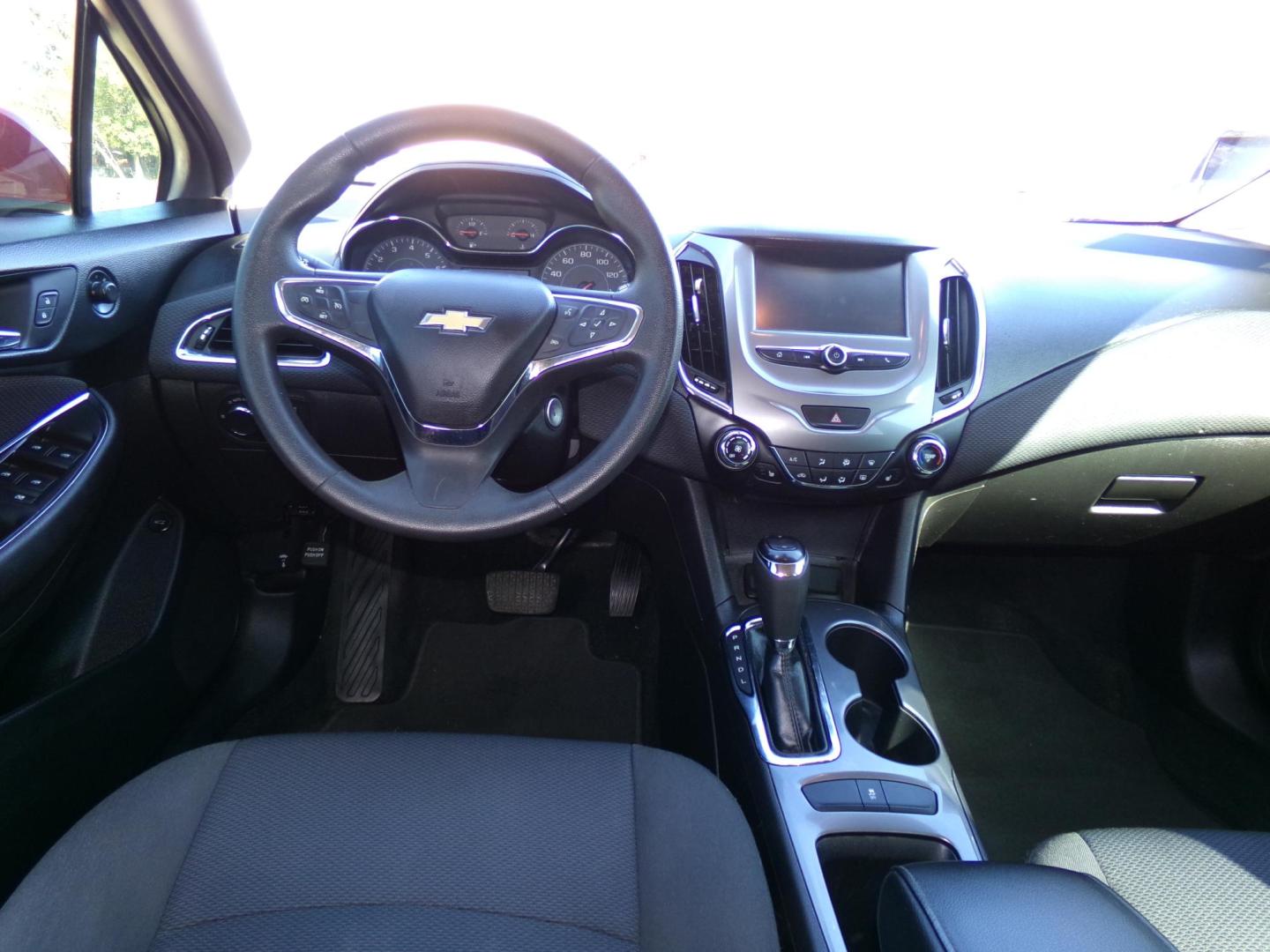 2018 Torch Red /Black Chevrolet Cruze LT Auto (1G1BE5SM9J7) with an 1.4L L4 DOHC 16V TURBO engine, 6A transmission, located at 401 First NE, Bearden, AR, 71720, (870) 687-3414, 33.726528, -92.611519 - Photo#15