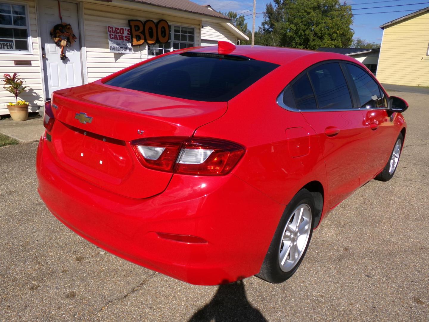 2018 Torch Red /Black Chevrolet Cruze LT Auto (1G1BE5SM9J7) with an 1.4L L4 DOHC 16V TURBO engine, 6A transmission, located at 401 First NE, Bearden, AR, 71720, (870) 687-3414, 33.726528, -92.611519 - Photo#16