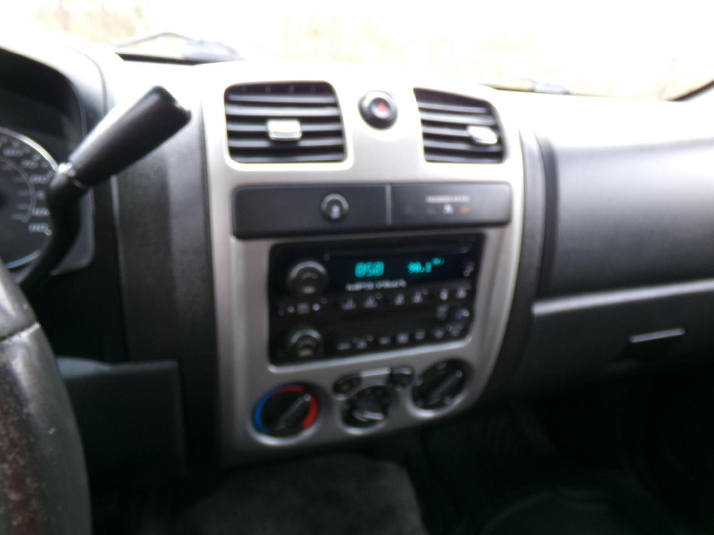 2012 Gray /Gray Chevrolet Colorado 1LT Ext. Cab 2WD (1GCESCF97C8) with an 2.9L L4 DOHC 16V engine, 4-Speed Automatic transmission, located at 400 First NW, Bearden, AR, 71720, (870) 687-3414, 0.000000, 0.000000 - Photo#9