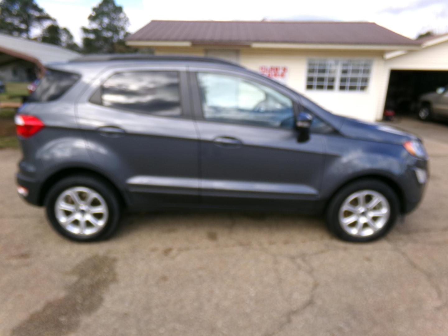 2021 Smoke Metallic /Charcoal Ford EcoSport SE (MAJ3S2GE2MC) with an 1.0L L3 engine, 6A transmission, located at 400 First NW, Bearden, AR, 71720, (870) 687-3414, 0.000000, 0.000000 - Photo#1