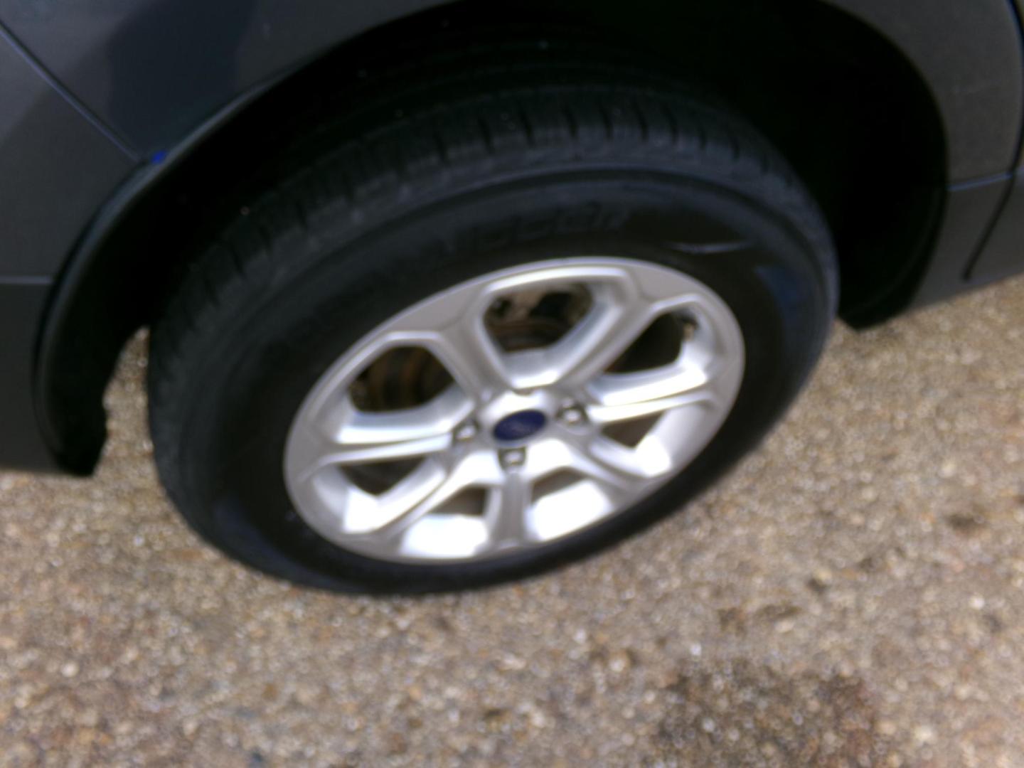 2021 Smoke Metallic /Charcoal Ford EcoSport SE (MAJ3S2GE2MC) with an 1.0L L3 engine, 6A transmission, located at 400 First NW, Bearden, AR, 71720, (870) 687-3414, 0.000000, 0.000000 - Photo#4