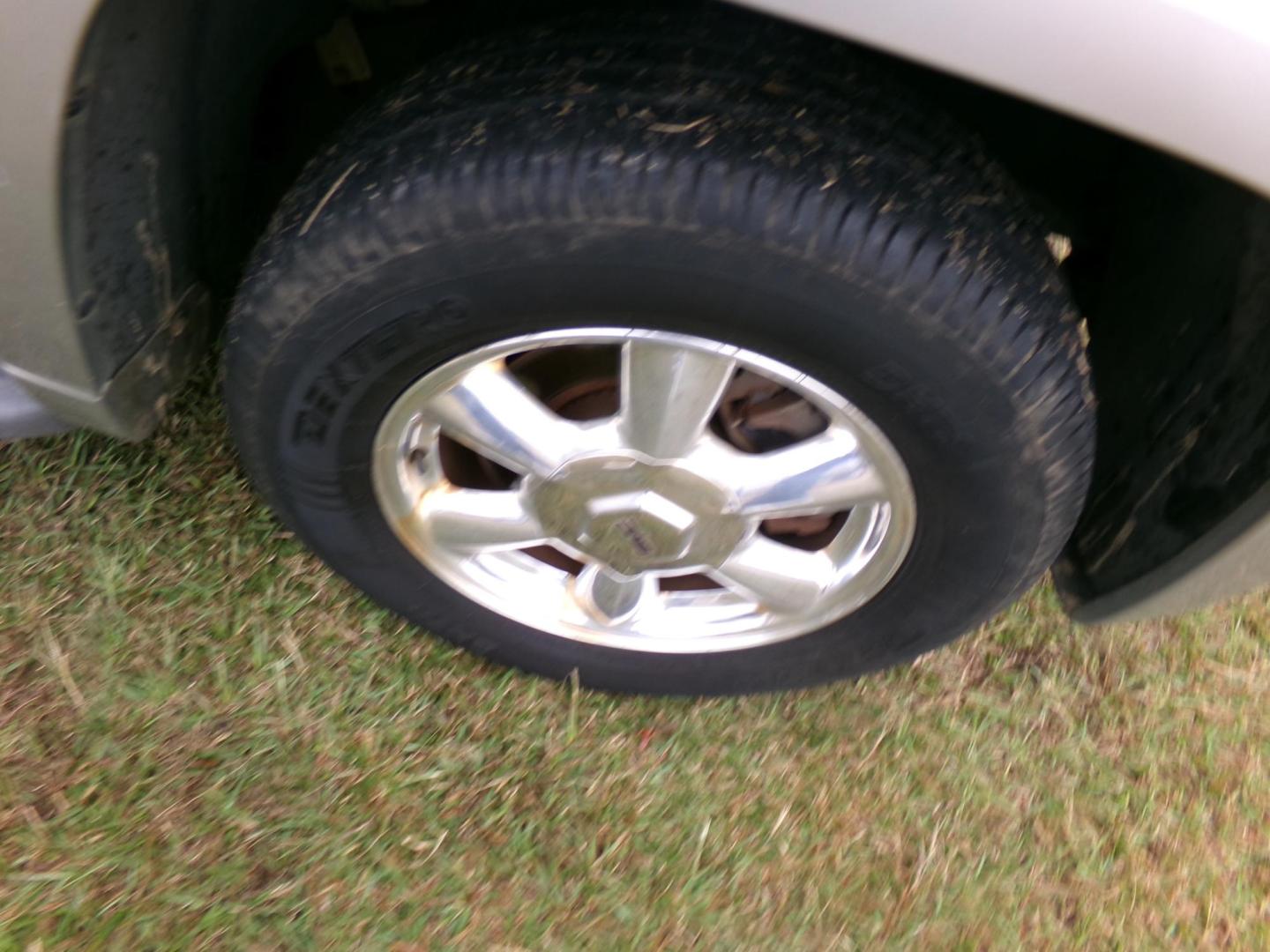 2006 Pewter /Gray GMC Envoy XL SLE 2WD (1GKES16S166) with an 4.2L L6 DOHC 24V engine, 4-Speed Automatic transmission, located at 400 First NW, Bearden, AR, 71720, (870) 687-3414, 0.000000, 0.000000 - Photo#4